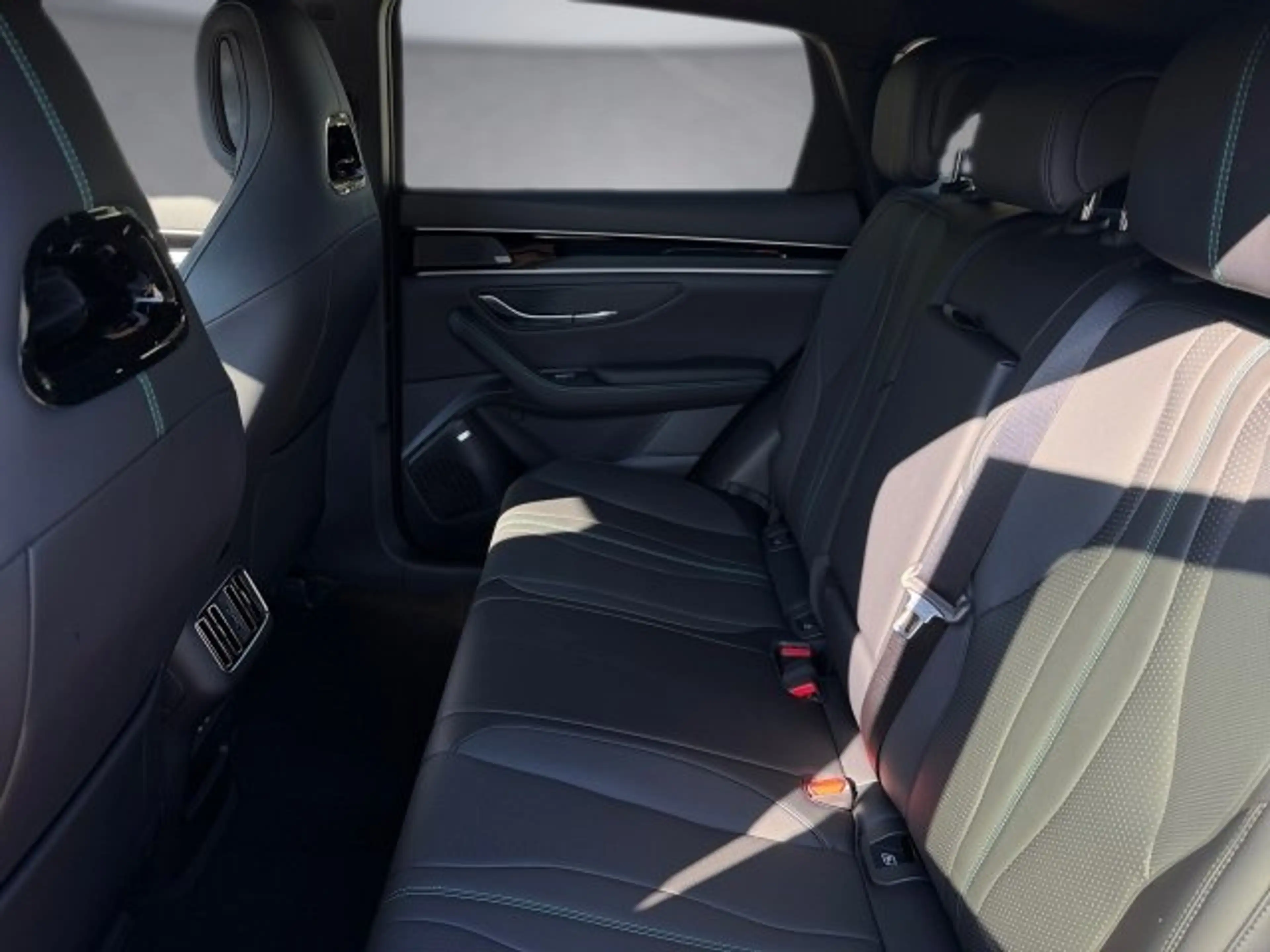 BYD Seal U DM-i Design AWD — photo 12