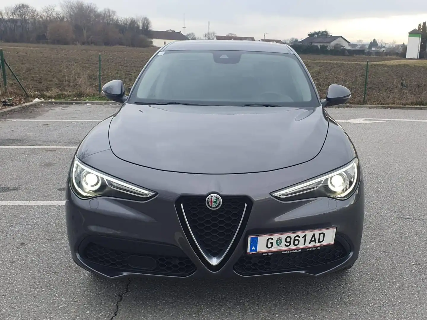 Alfa Romeo Stelvio Stelvio B-Tech 2,2 ATX RWD B-Tech Grau - 1
