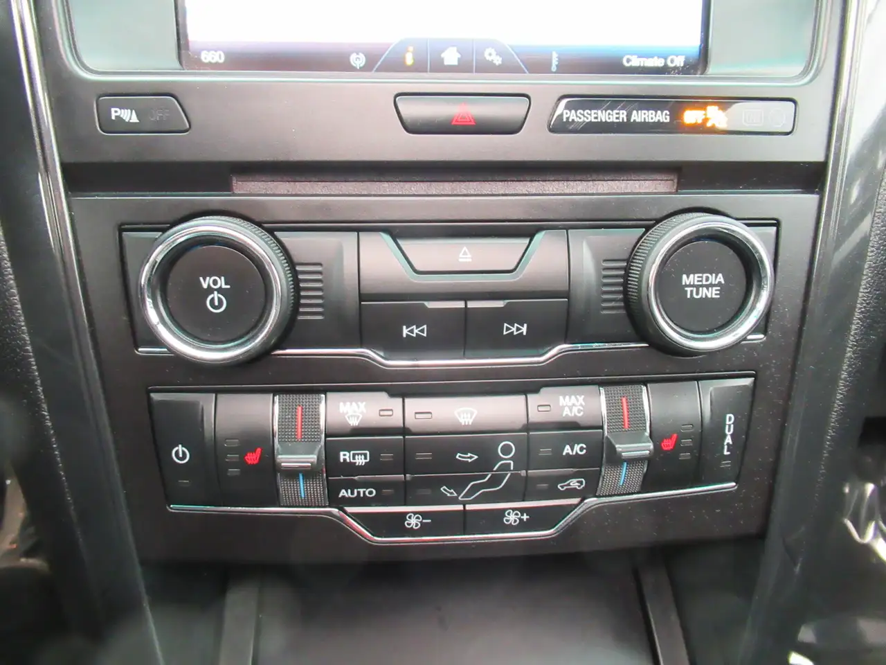 Ford Explorer photo Ford Explorer