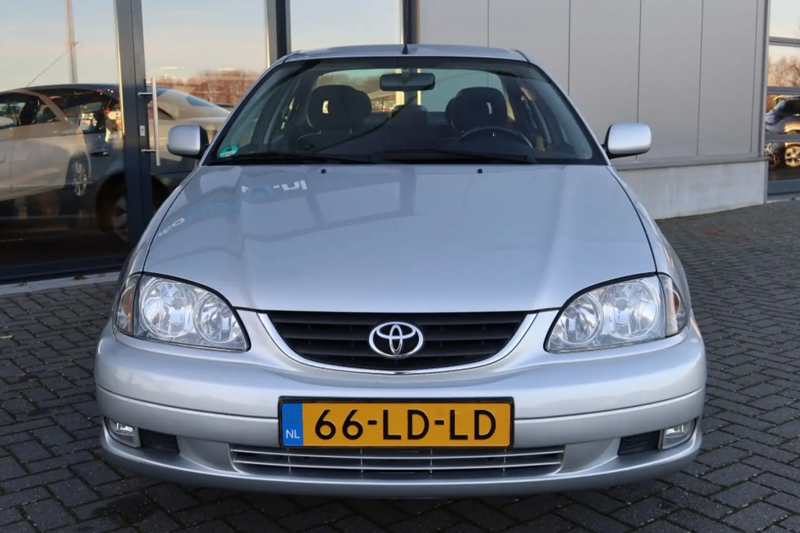 Toyota Avensis 1.8-16V Line luna Airco 70.000km NAP Grijs - 2