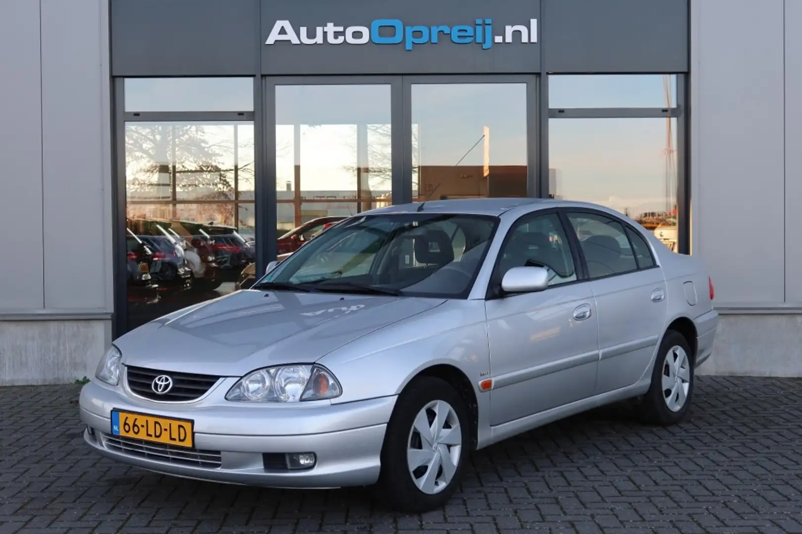 Toyota Avensis 1.8-16V Line luna Airco 70.000km NAP Grijs - 1