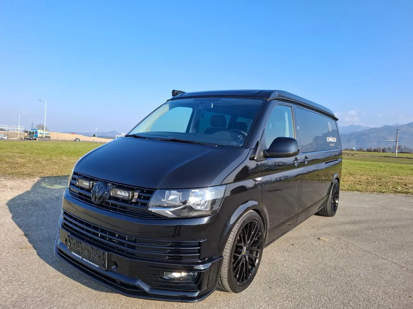 Volkswagen T6 Kombi Kombi LR MD 2,0 TDI 4Motion BMT Schwarz - 2