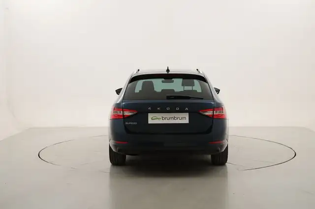 Skoda Superb view 4