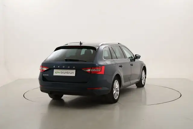 Skoda Superb view 5