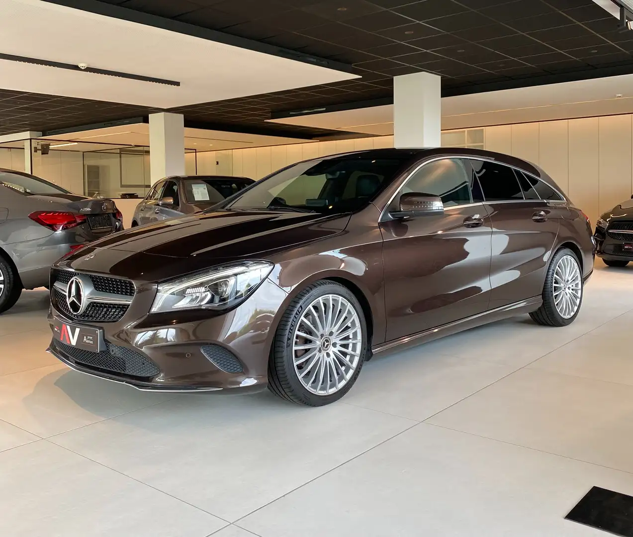 Mercedes-Benz CLA 200 7G ShootingBreak LED/GPS/18"/Camera/El.Klep&Trekh. Marrone - 1