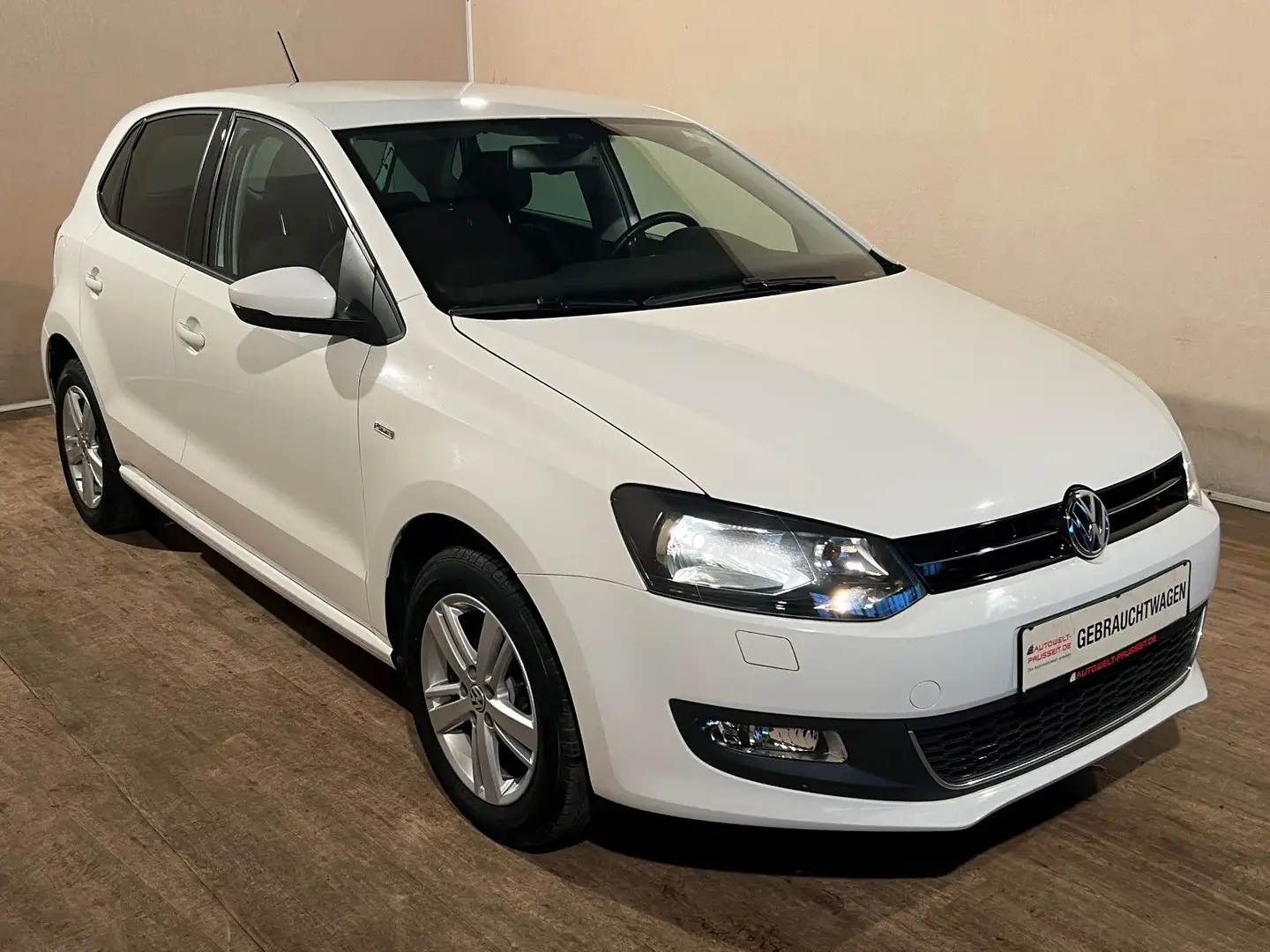 Volkswagen Polo Limousine in Weiß gebraucht in Horb für € 12.900,-