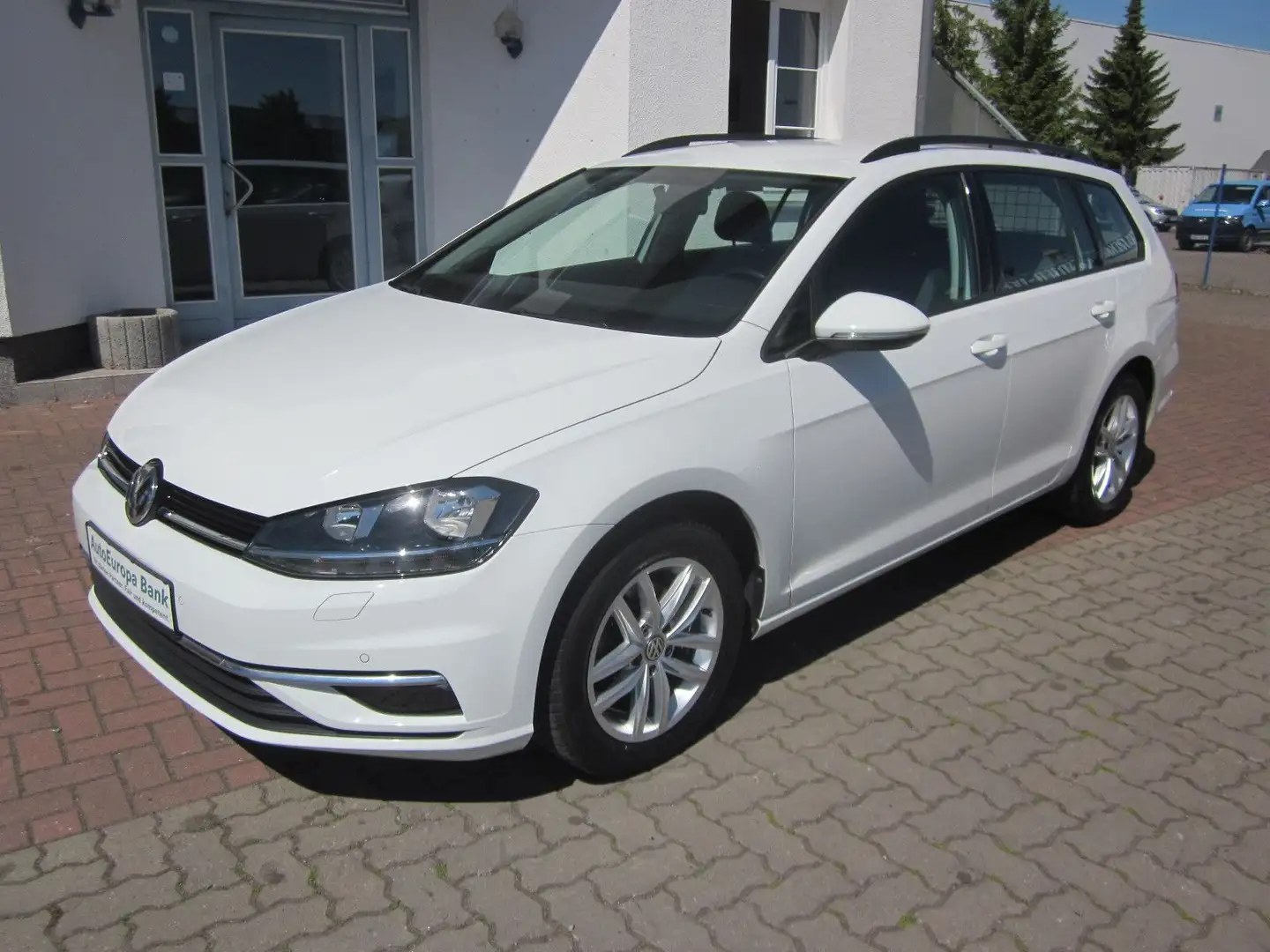 Volkswagen Golf VII Comfortline+AHK+SHZ+NAVI+2xPDC+MASSAGE. Weiß - 1