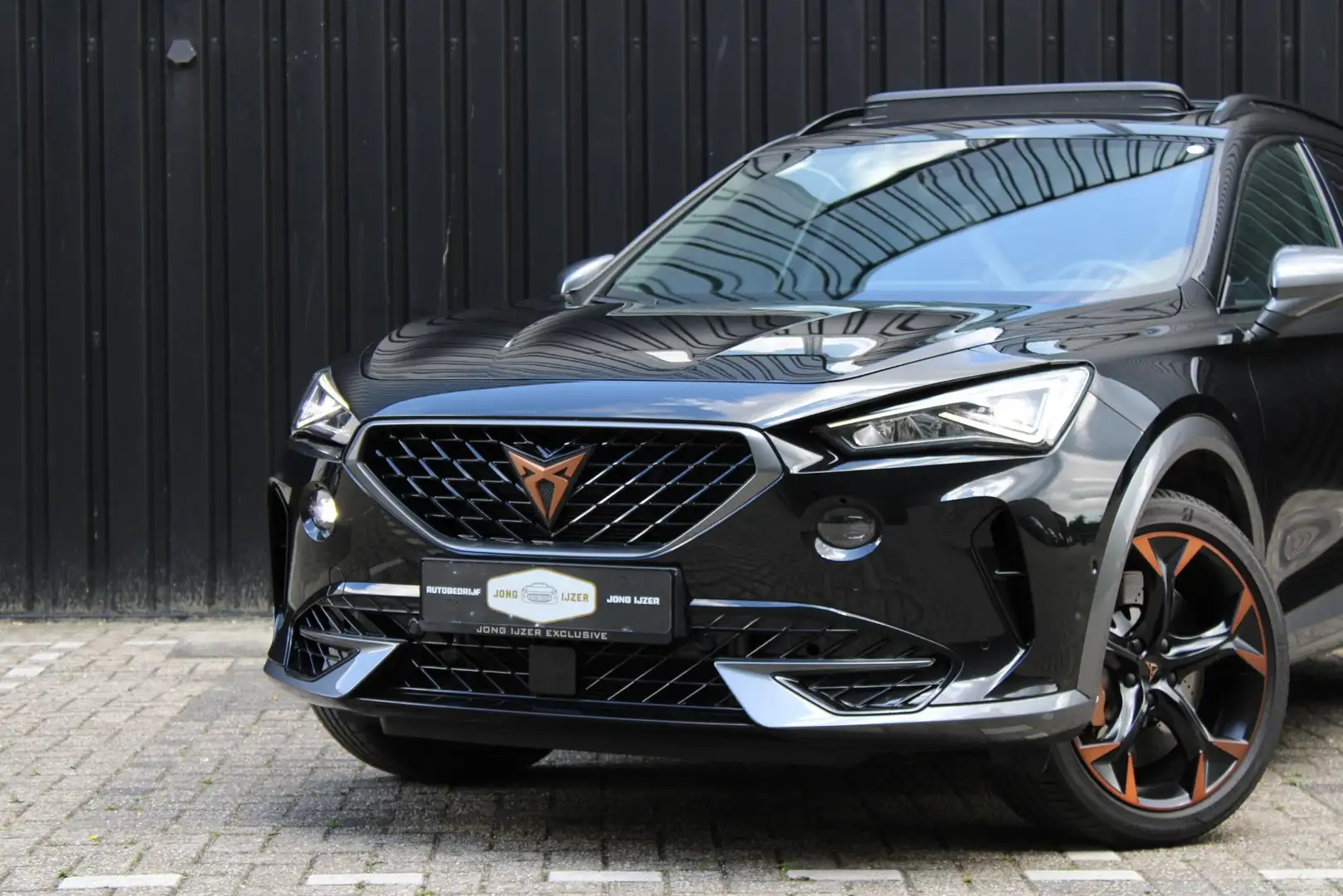 CUPRA Formentor 2.0 TSI 4DRIVE PANO BREMBO MEMORY BEATS TREKHAAK Zwart - 2