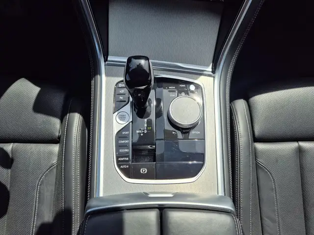 BMW 8 Series view 10