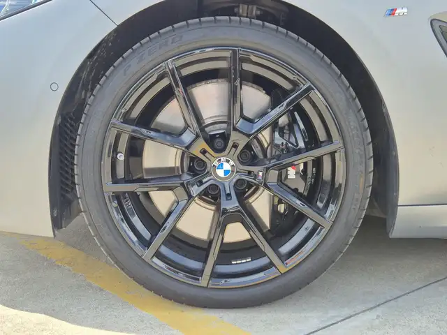 BMW 8 Series view 13