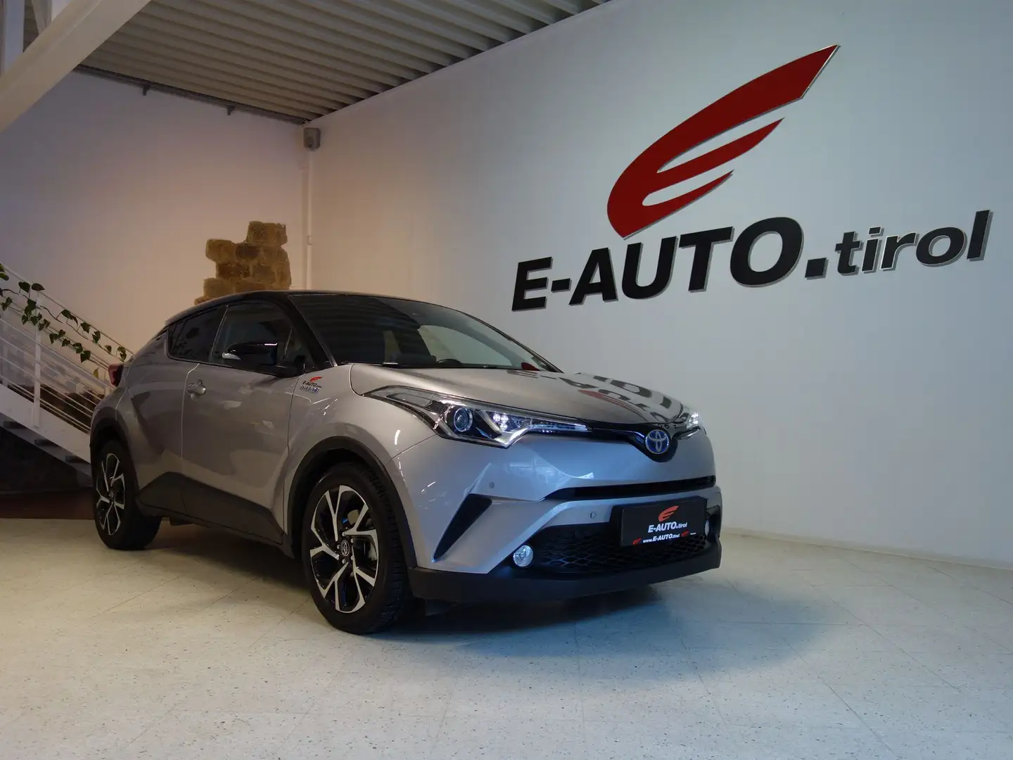 Toyota C-HR 1,8 Hybrid C-ULT*122PS*ASSISTENZ*GARANTIE Grau - 1