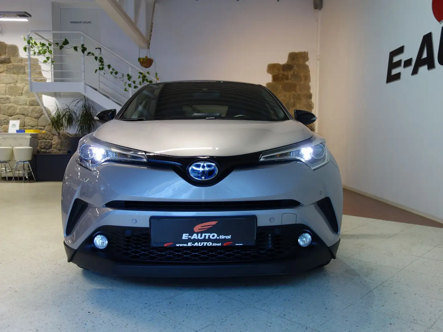 Toyota C-HR 1,8 Hybrid C-ULT*122PS*ASSISTENZ*GARANTIE Grau - 2