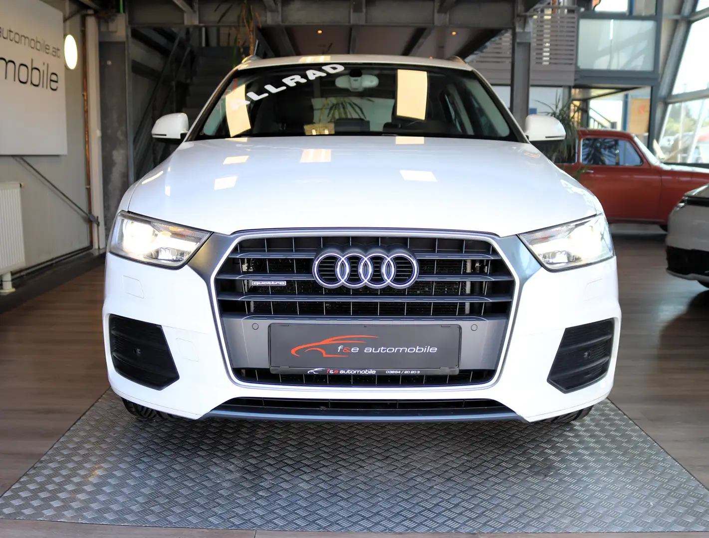Audi Q3 2,0 TDI sport quattro Weiß - 2
