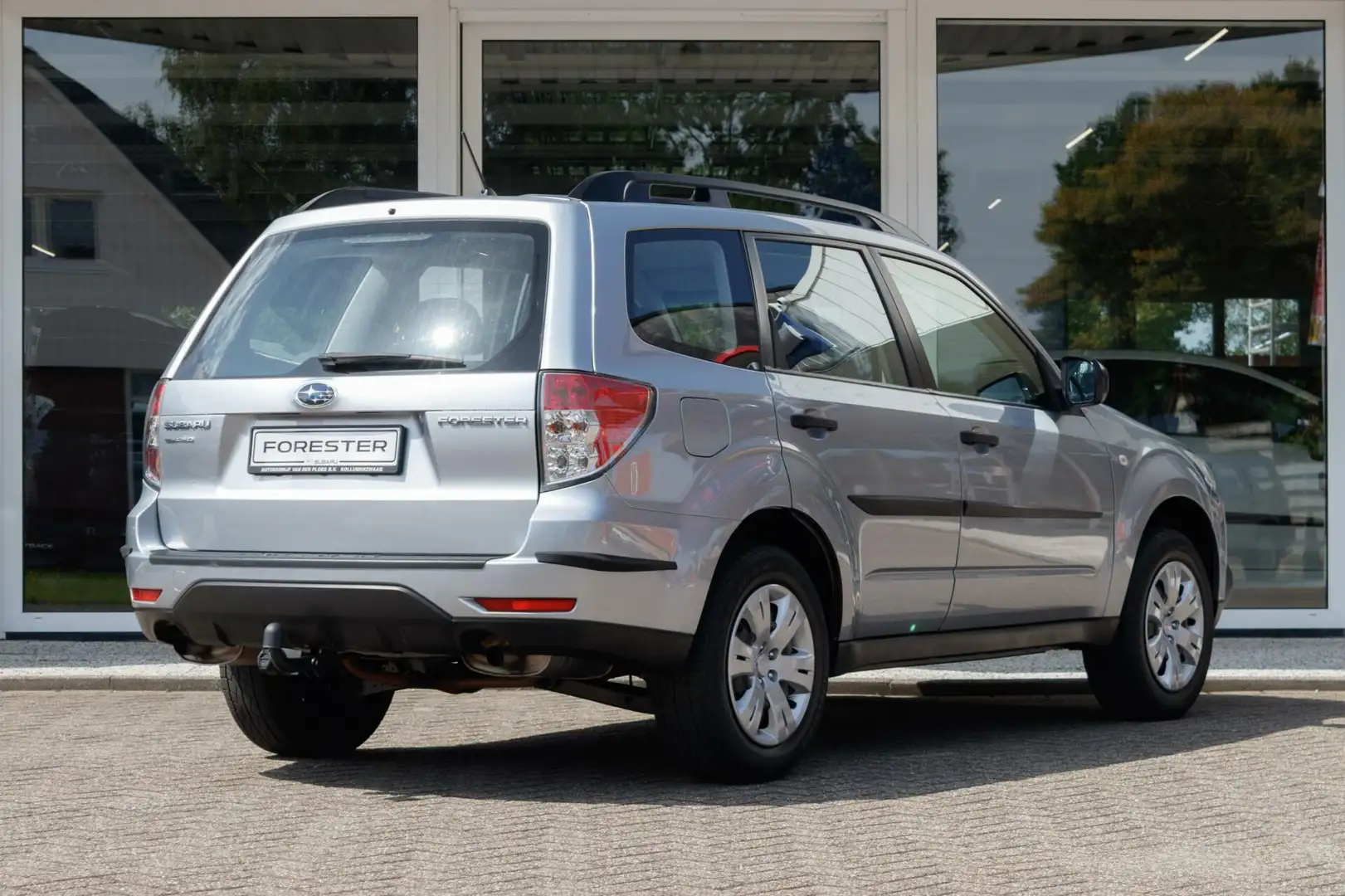 Subaru Forester 2.0 X Comfort | Trekhaak | Navigatie | Cruise cont Zilver - 2