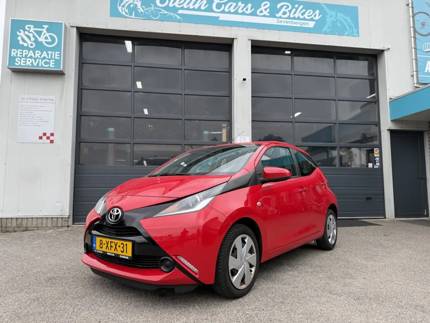 Toyota Aygo 1.0 VVT-i x-play Rood - 1