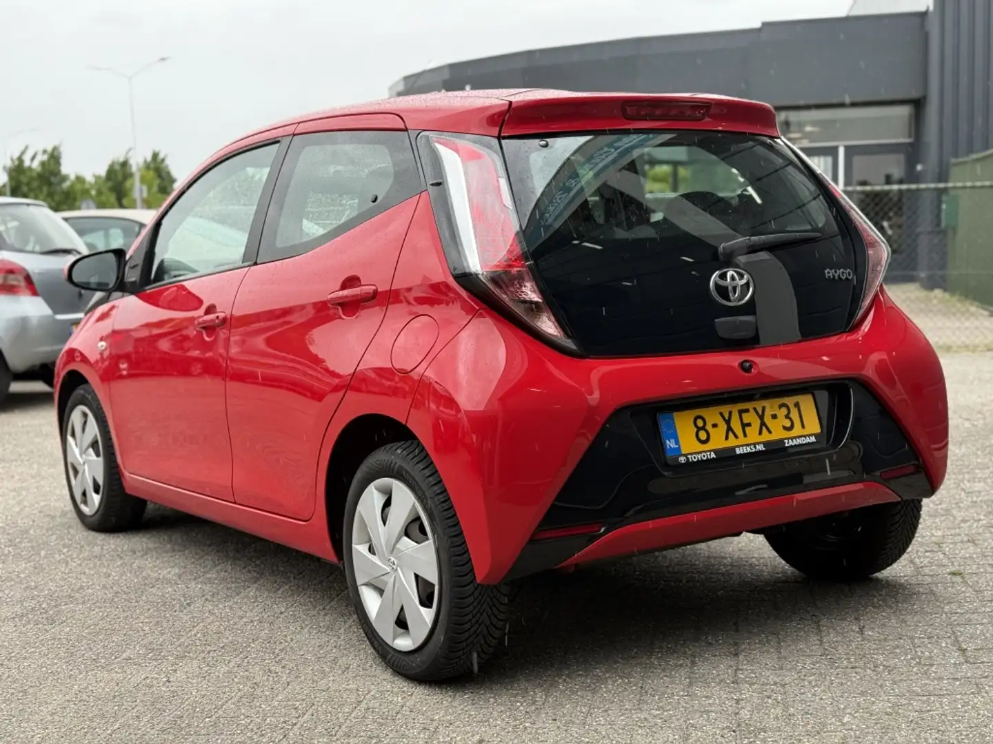 Toyota Aygo 1.0 VVT-i x-play Rood - 2