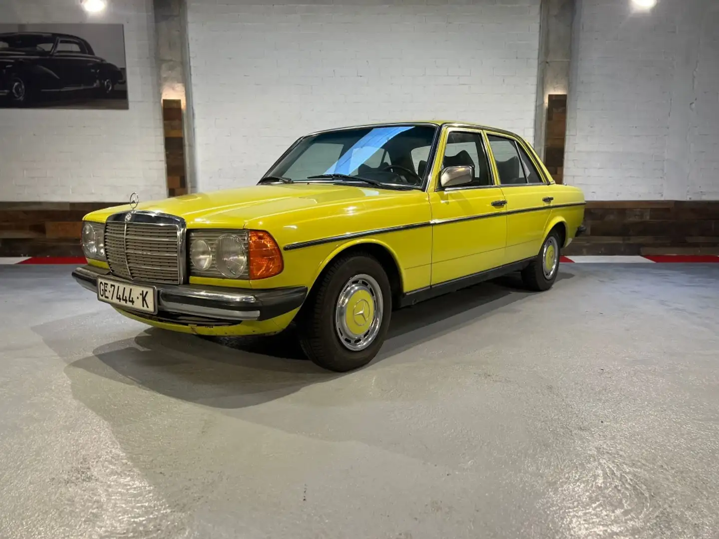 Mercedes-Benz 200 (123) Żółty - 1