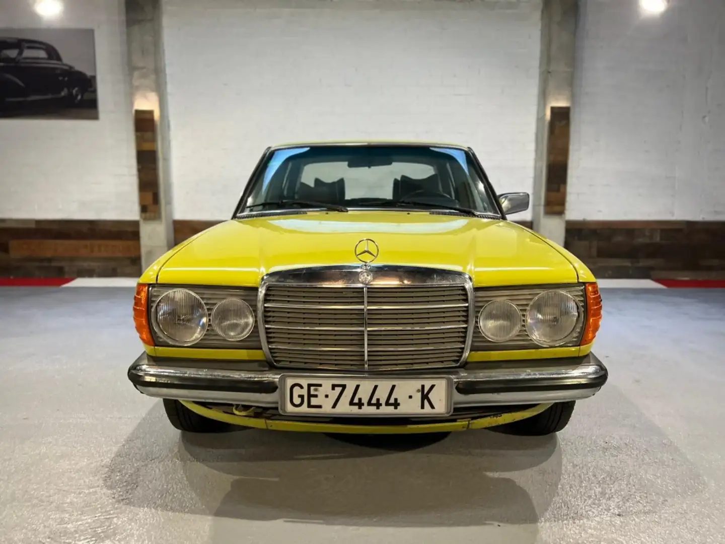 Mercedes-Benz 200 (123) Żółty - 2