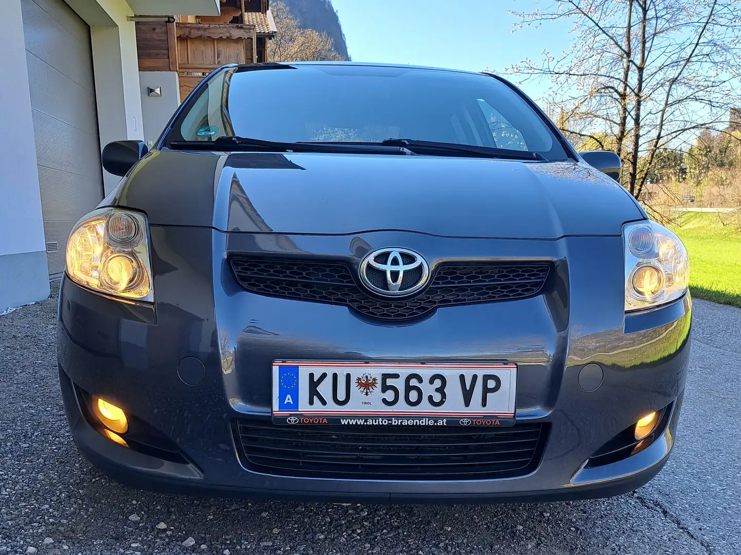 Toyota Auris 2,0 D-4D 125 DPF High Grau - 1