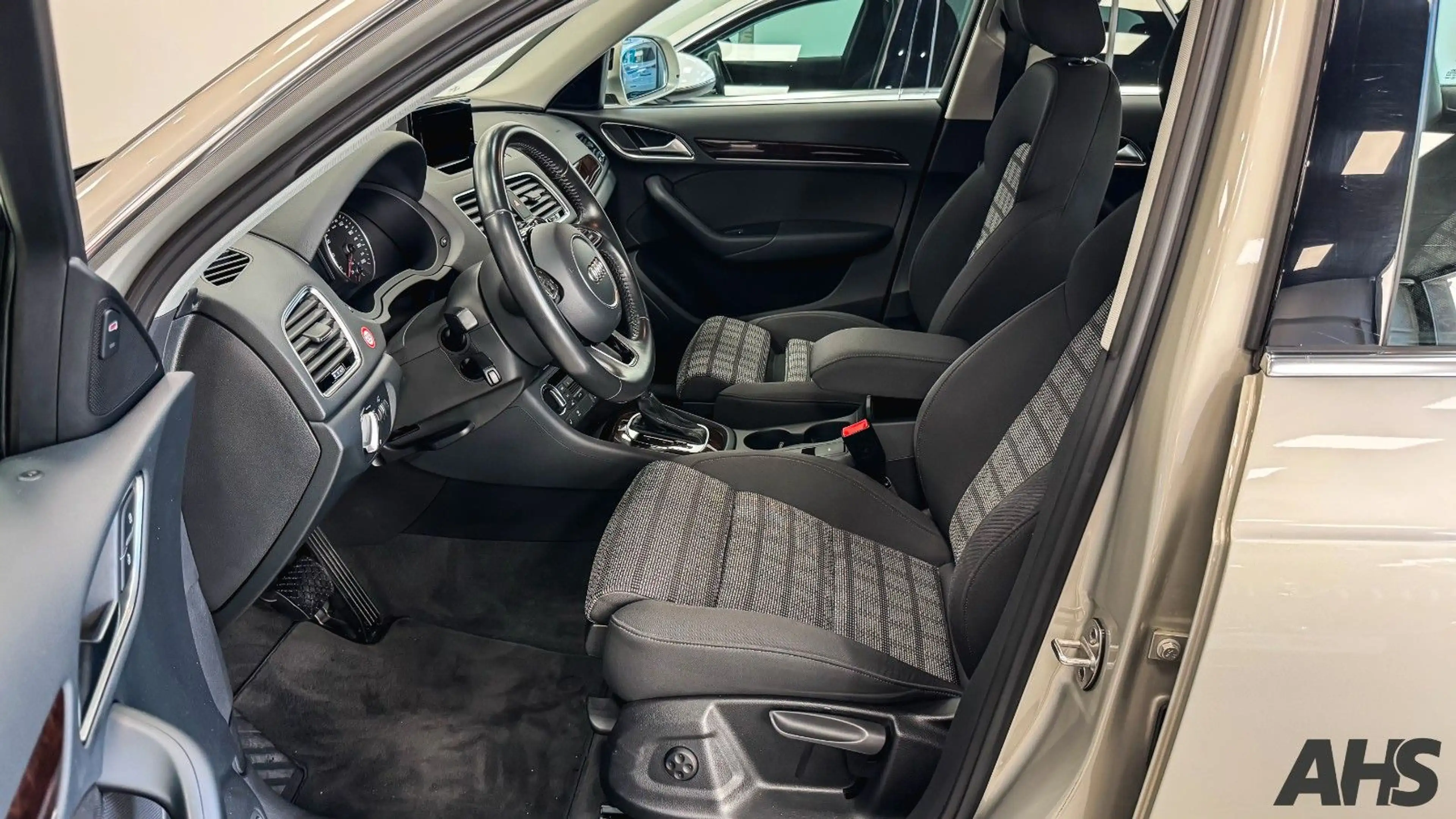 Audi Q3 sport quattro S Line — photo 15