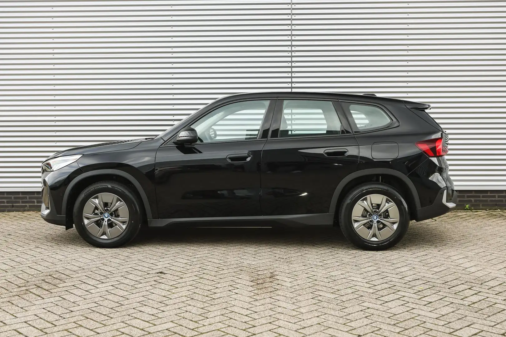 BMW iX1 eDrive20 / Trekhaak / Achteruitrijcamera / Stoelve Zwart - 2