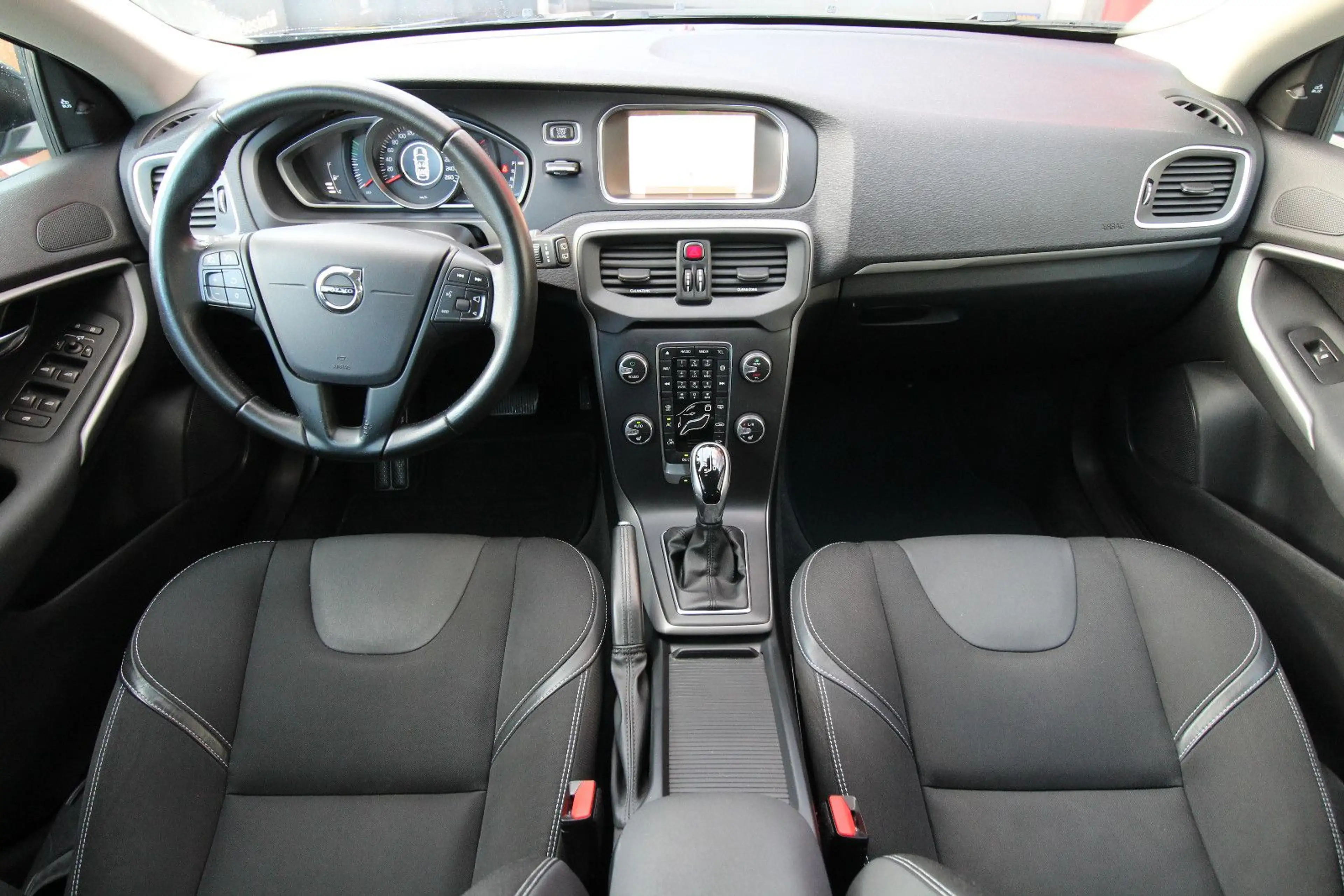 Volvo V40 Kinetic D3~Automatik~LED~Facelift~ — photo 2