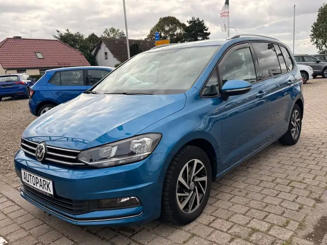 Volkswagen Touran view 3