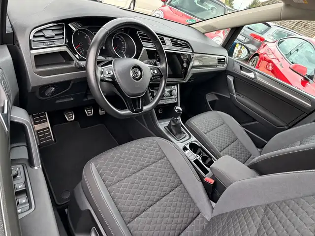 Volkswagen Touran view 8