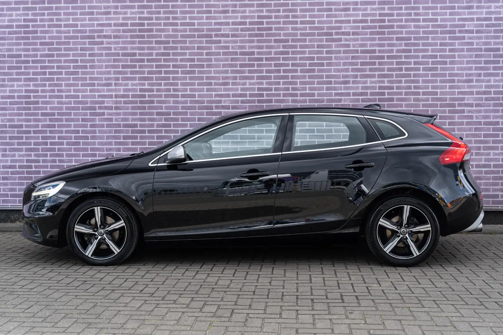 Volvo V40 T4 190pk R-Design | Navi | Stoelverwarming | Park Schwarz - 2