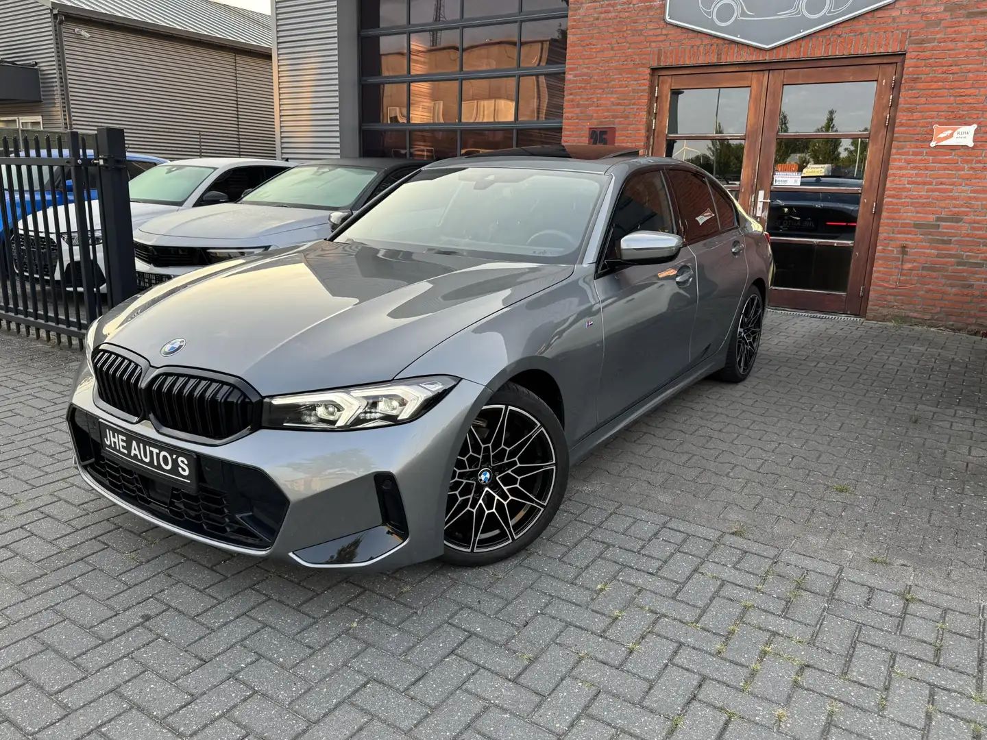 BMW 318 3-serie 318i | Pano | M Sport | LED | Stoelverwarm Gris - 1