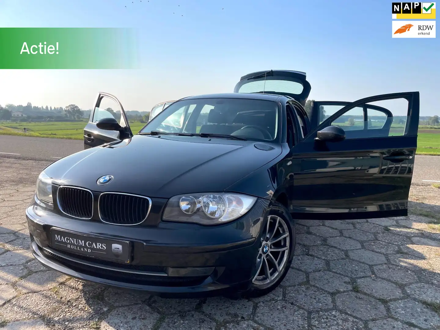 BMW 116 1-serie 116i 5D AIRCO NIEUWE APK PARKEERSENSOREN V Zwart - 1