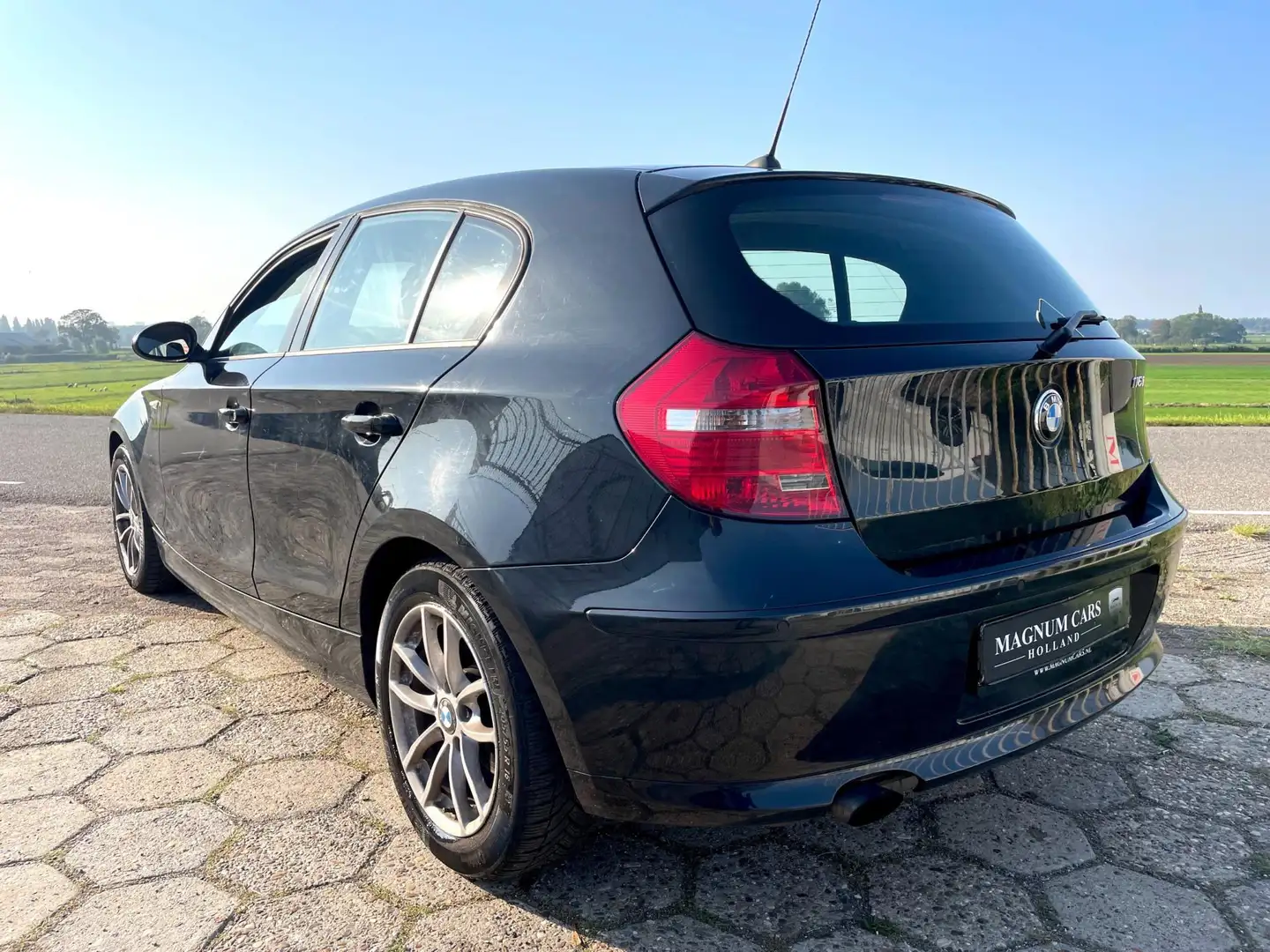 BMW 116 1-serie 116i 5D AIRCO NIEUWE APK PARKEERSENSOREN V Zwart - 2