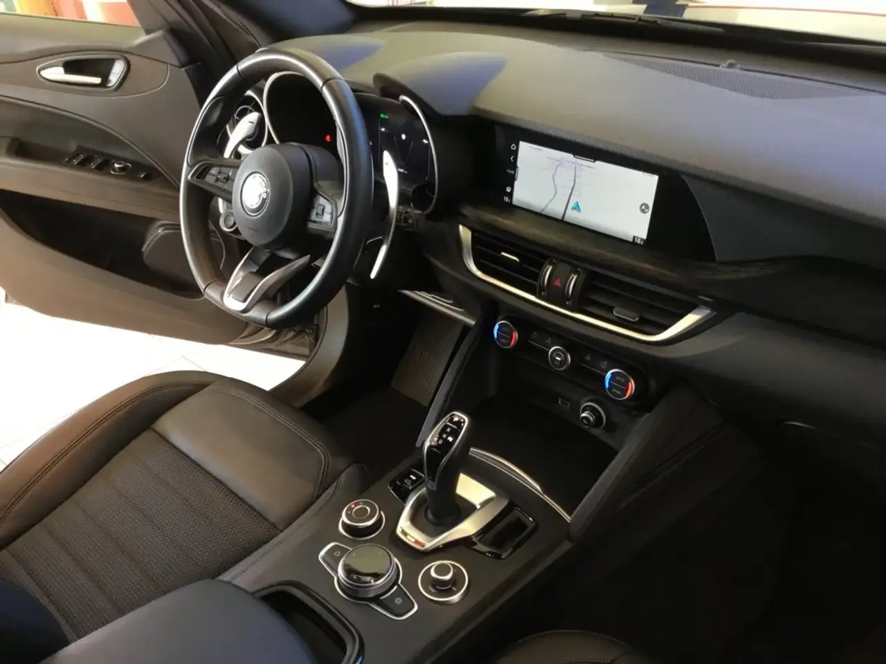 Alfa Romeo Stelvio 2023 — фото 11