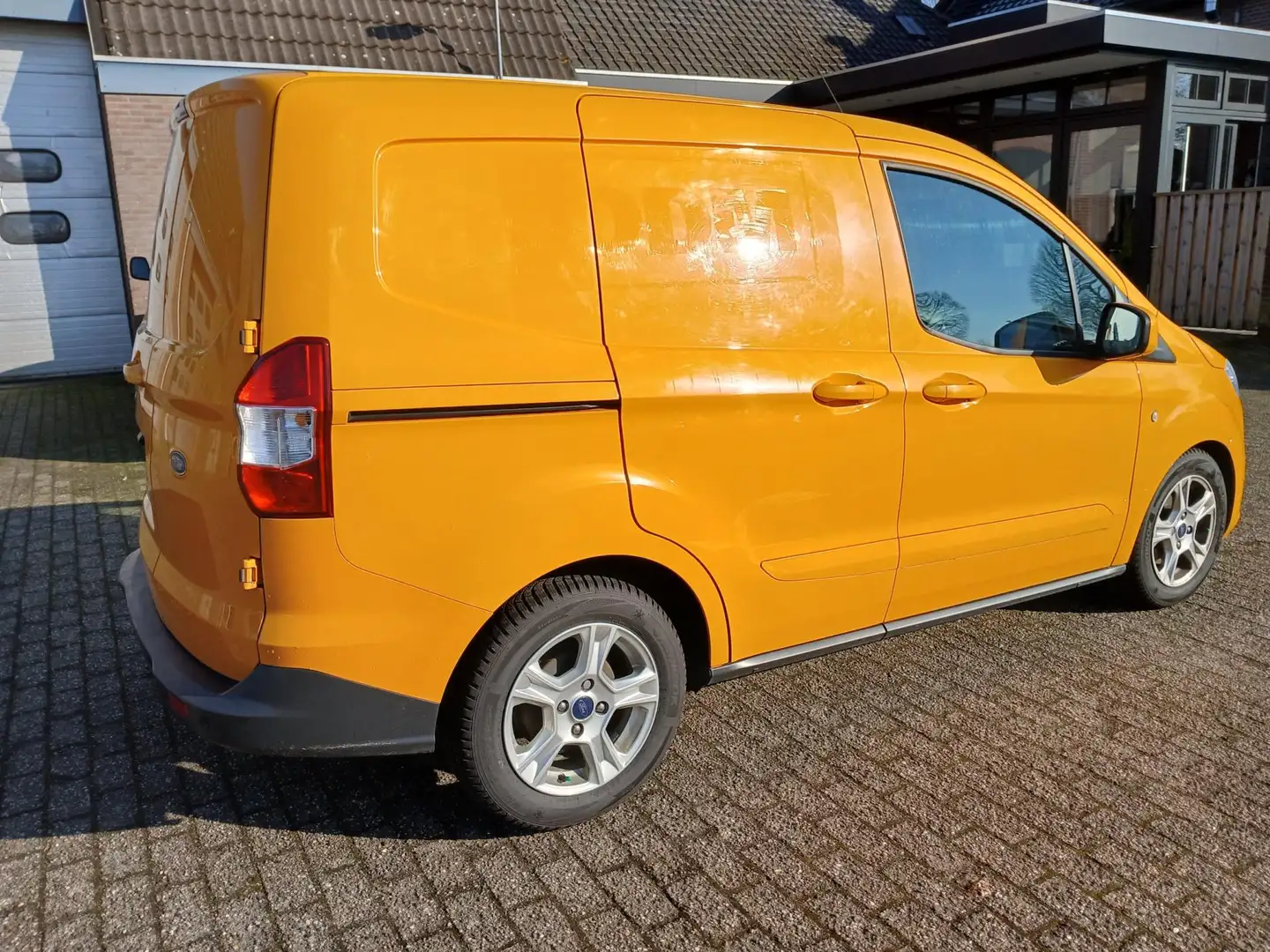 Ford Transit Courier 1.5 TDCI Limited airco cruise control navigatie pd Naranja - 2