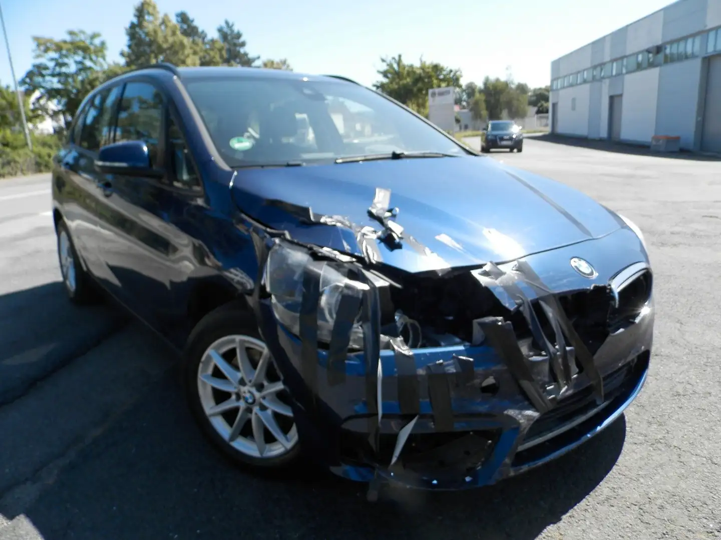 BMW 218 Baureihe 2 Active Tourer 218 d Advantage Blau - 2