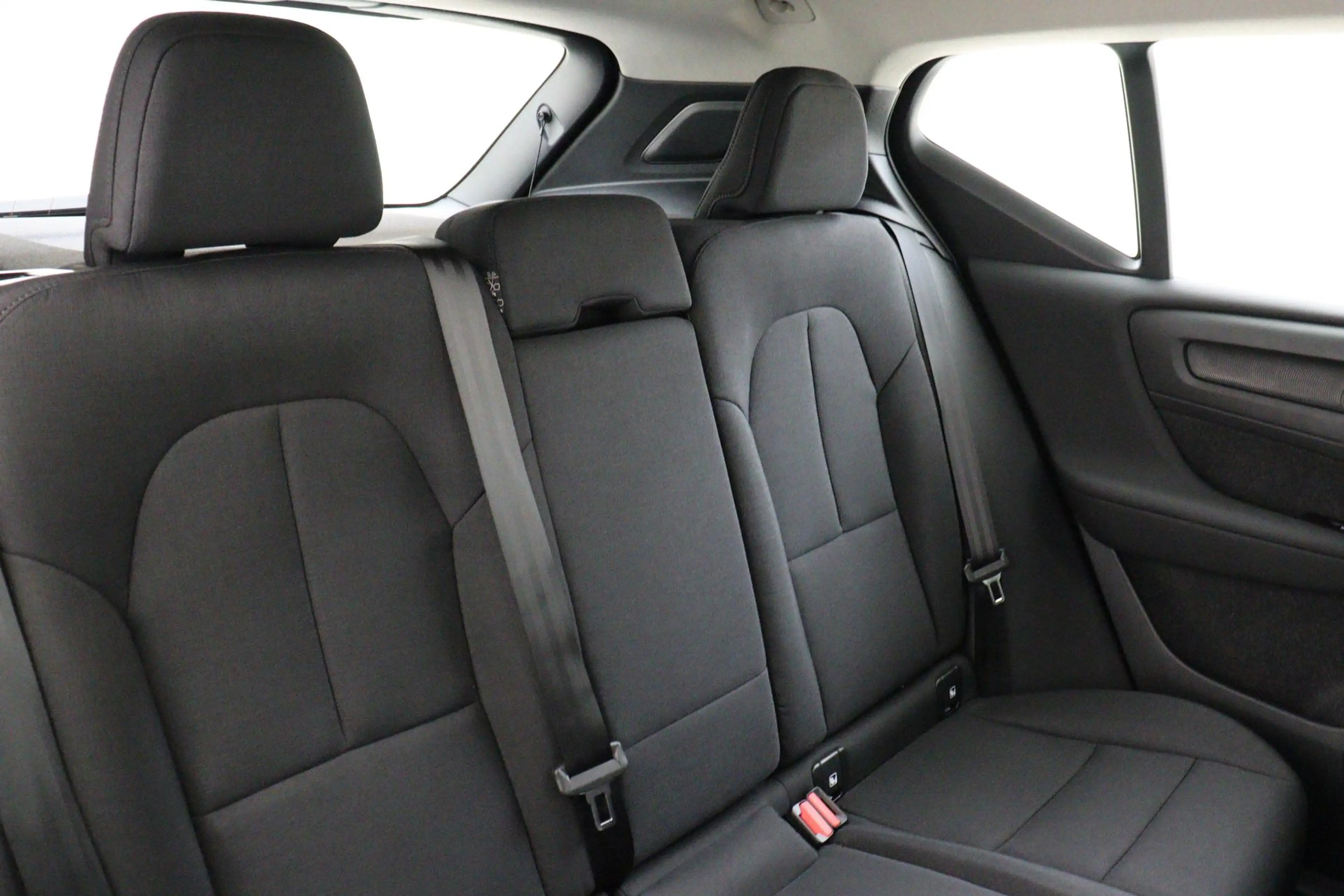 Volvo EX40 SINGLE MOTOR ESSENTIAL 70 kWh -CAMERA|CRUISE|METAL — photo 14