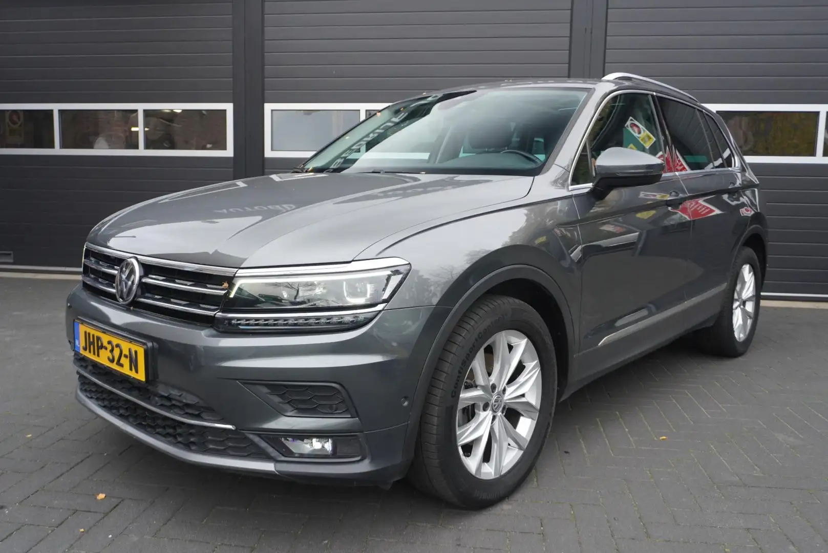 Volkswagen Tiguan 1.5 TSI ACT Highline Business Aut/Pano.dak/Camera/ Grijs - 1