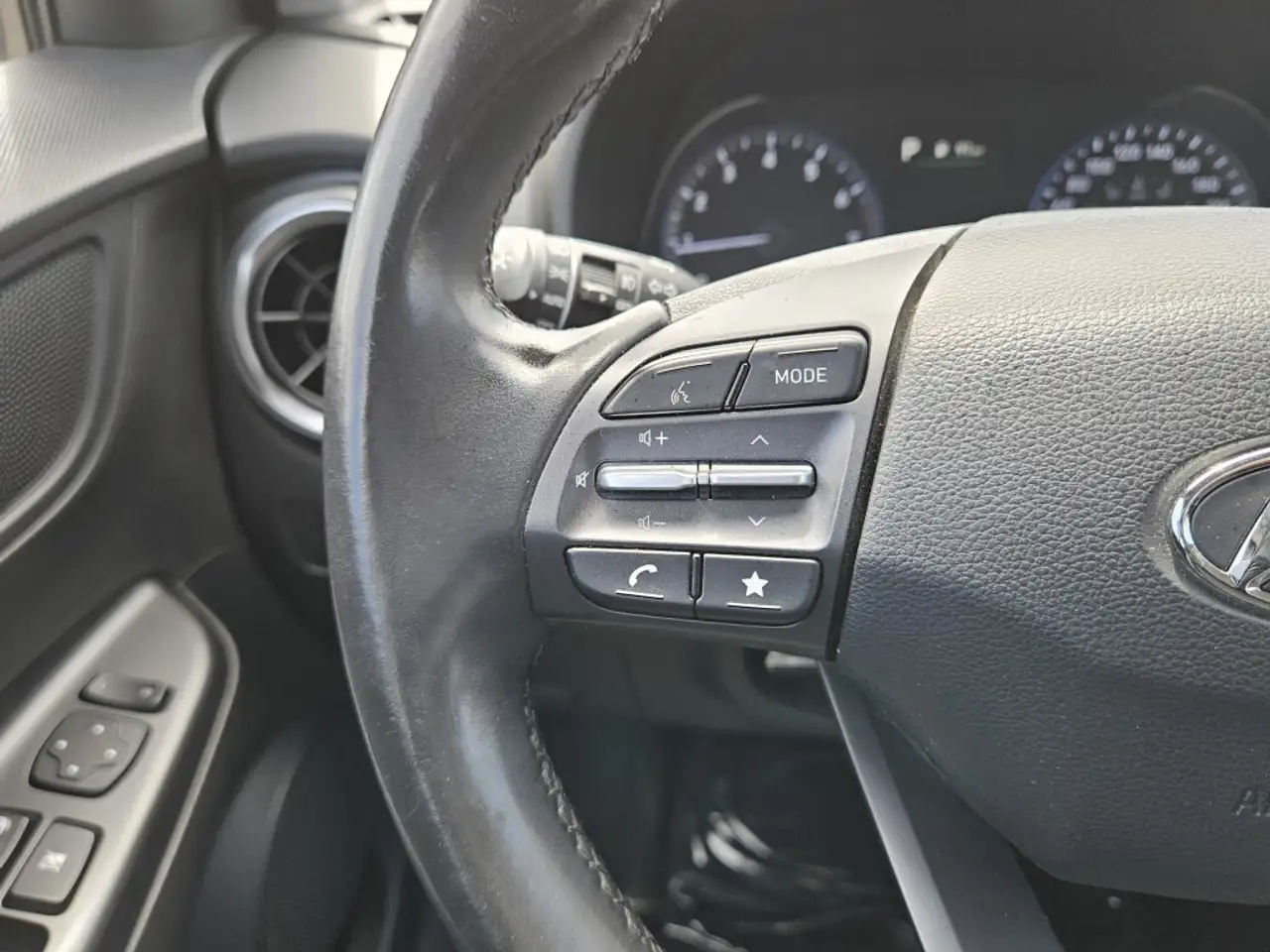Hyundai KONA снимка Hyundai KONA