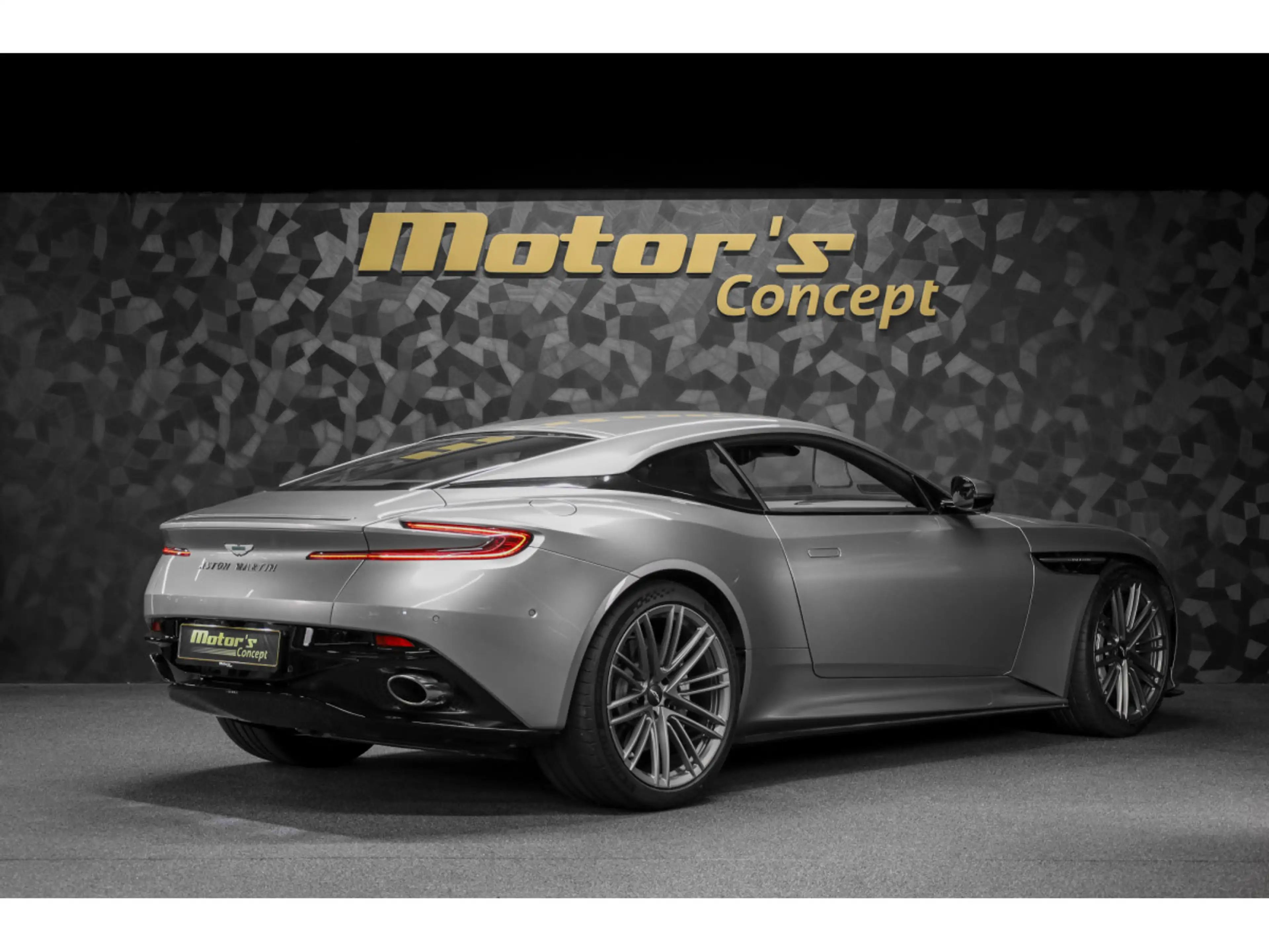 Aston Martin DB12 V8 Twin Turbo - ALUMINITE SILVER — photo 3