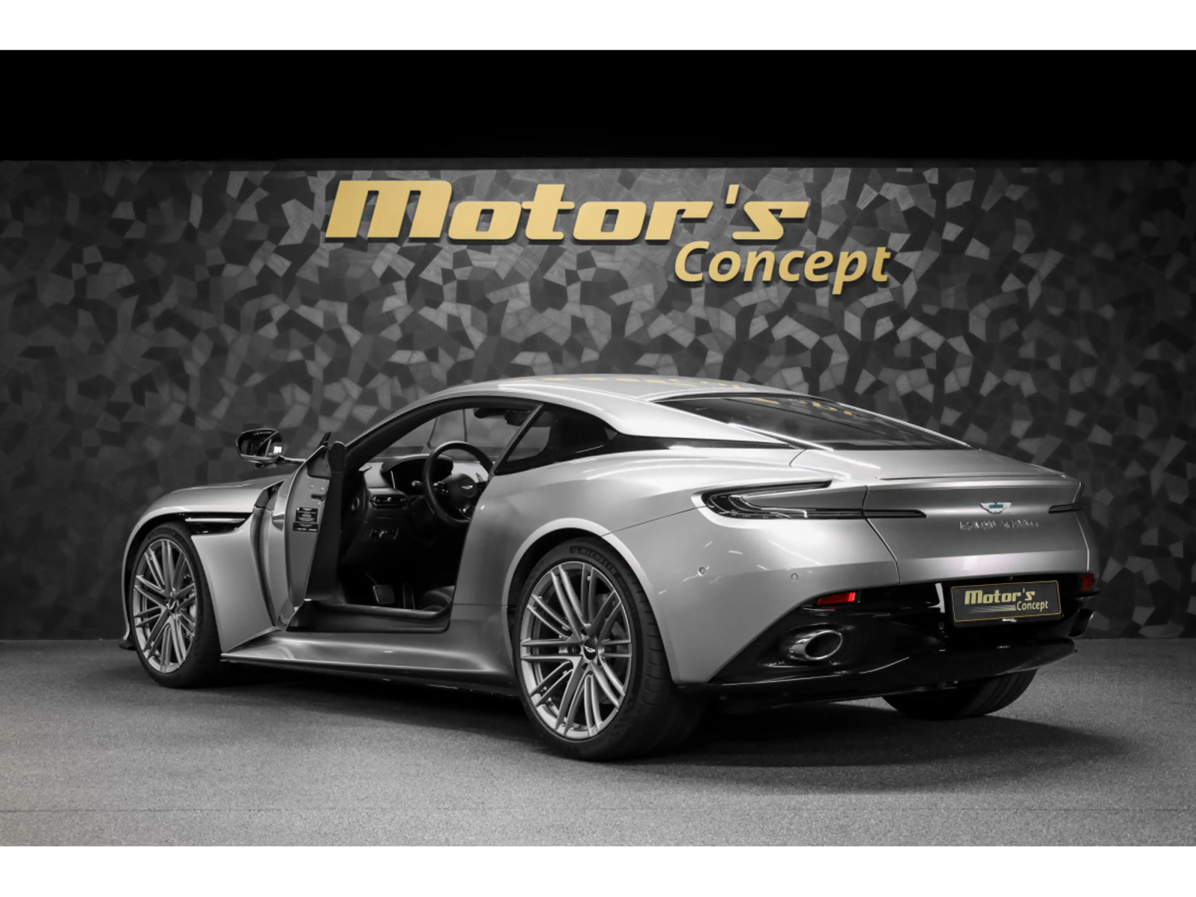 Aston Martin DB12 V8 Twin Turbo - ALUMINITE SILVER — photo 7