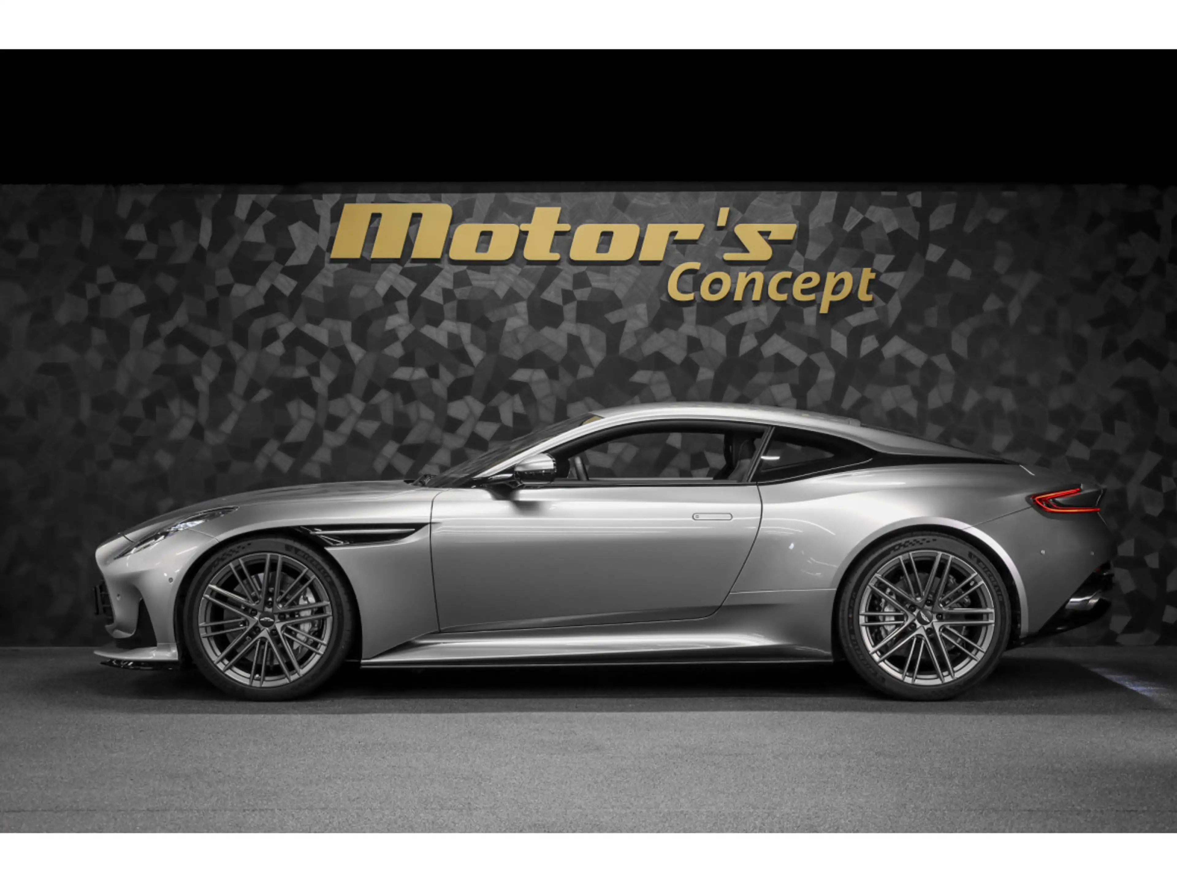 Aston Martin DB12 V8 Twin Turbo - ALUMINITE SILVER — photo 2