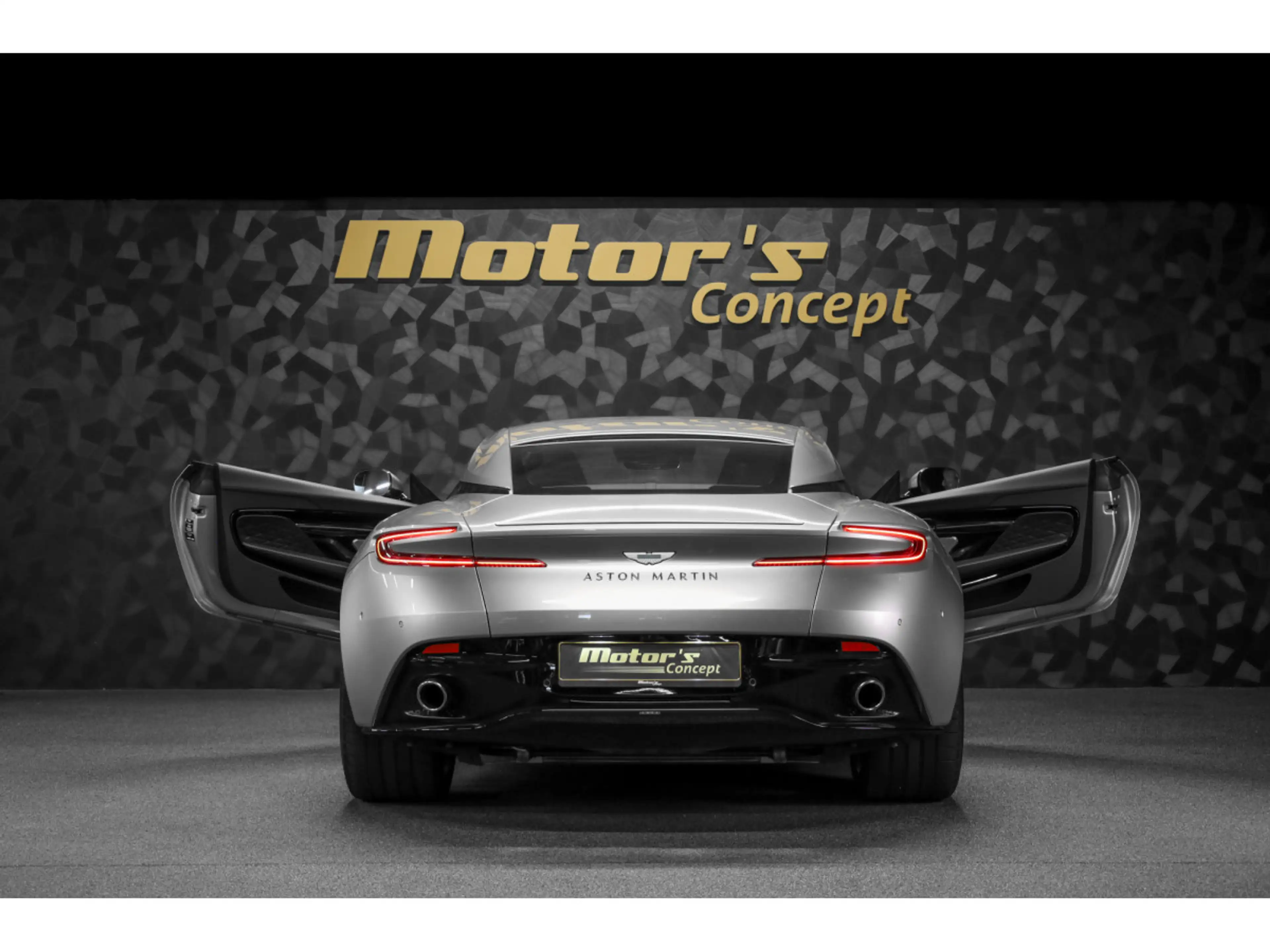 Aston Martin DB12 V8 Twin Turbo - ALUMINITE SILVER — photo 5