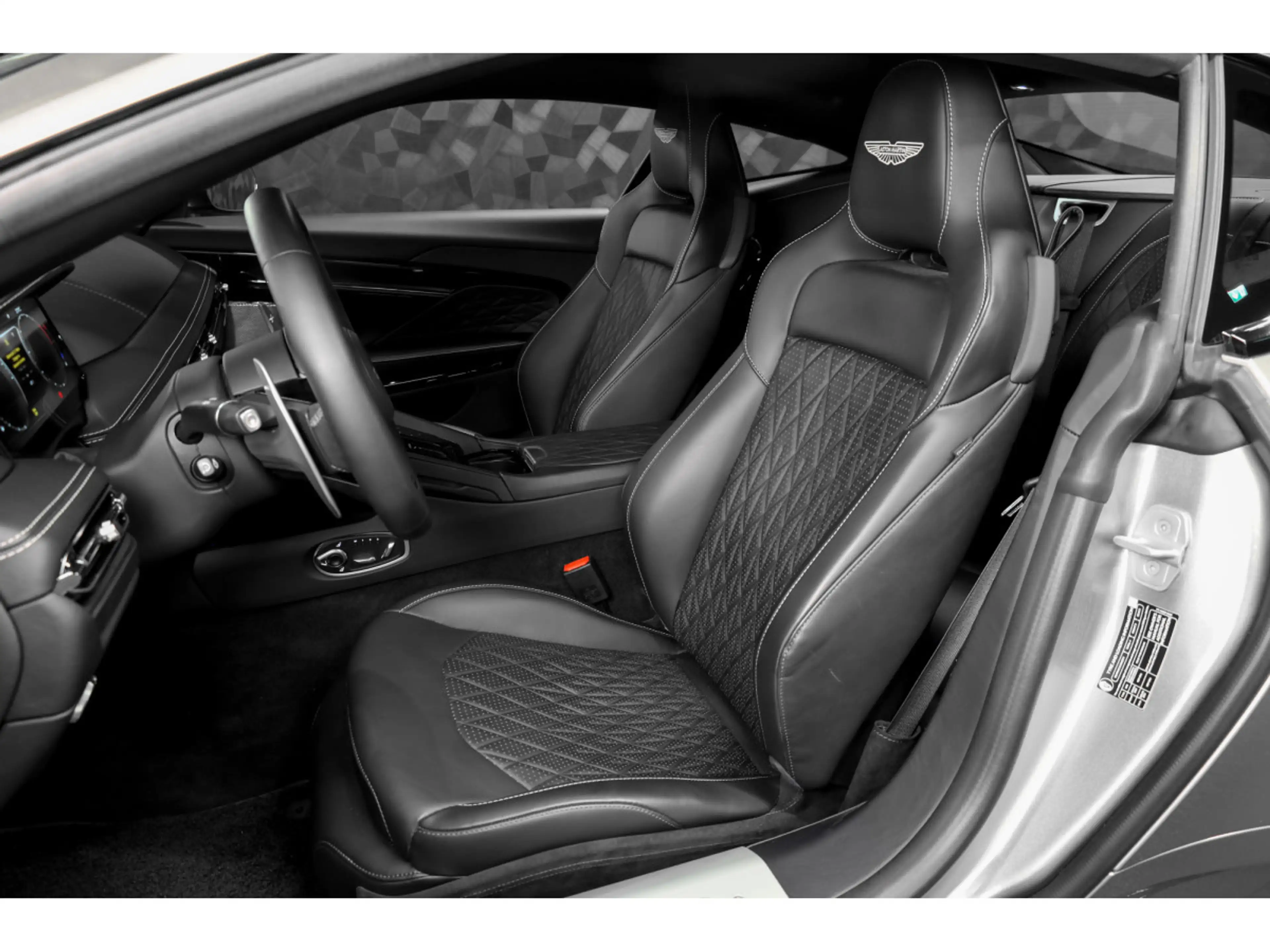 Aston Martin DB12 V8 Twin Turbo - ALUMINITE SILVER — photo 9