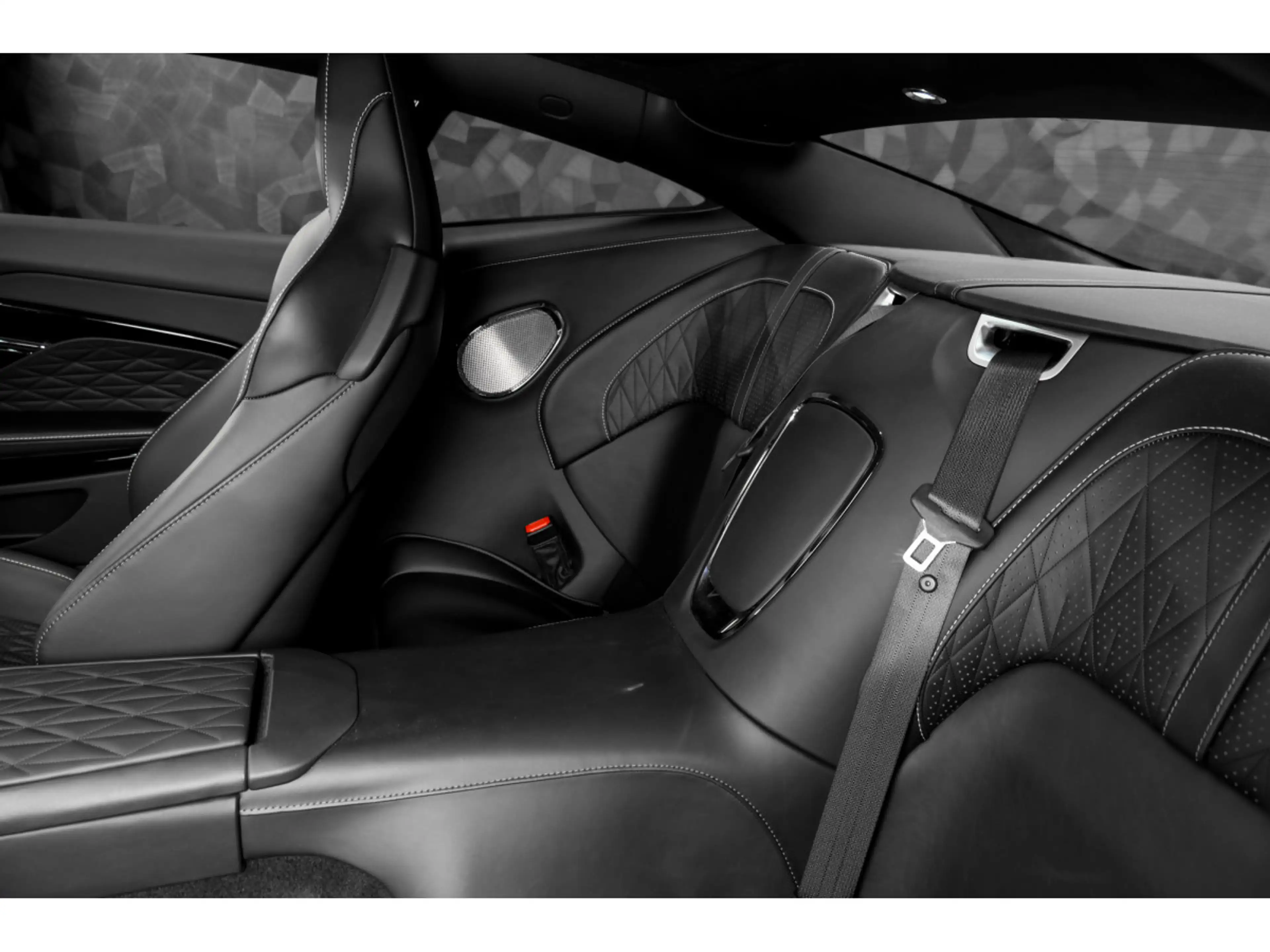 Aston Martin DB12 V8 Twin Turbo - ALUMINITE SILVER — photo 15