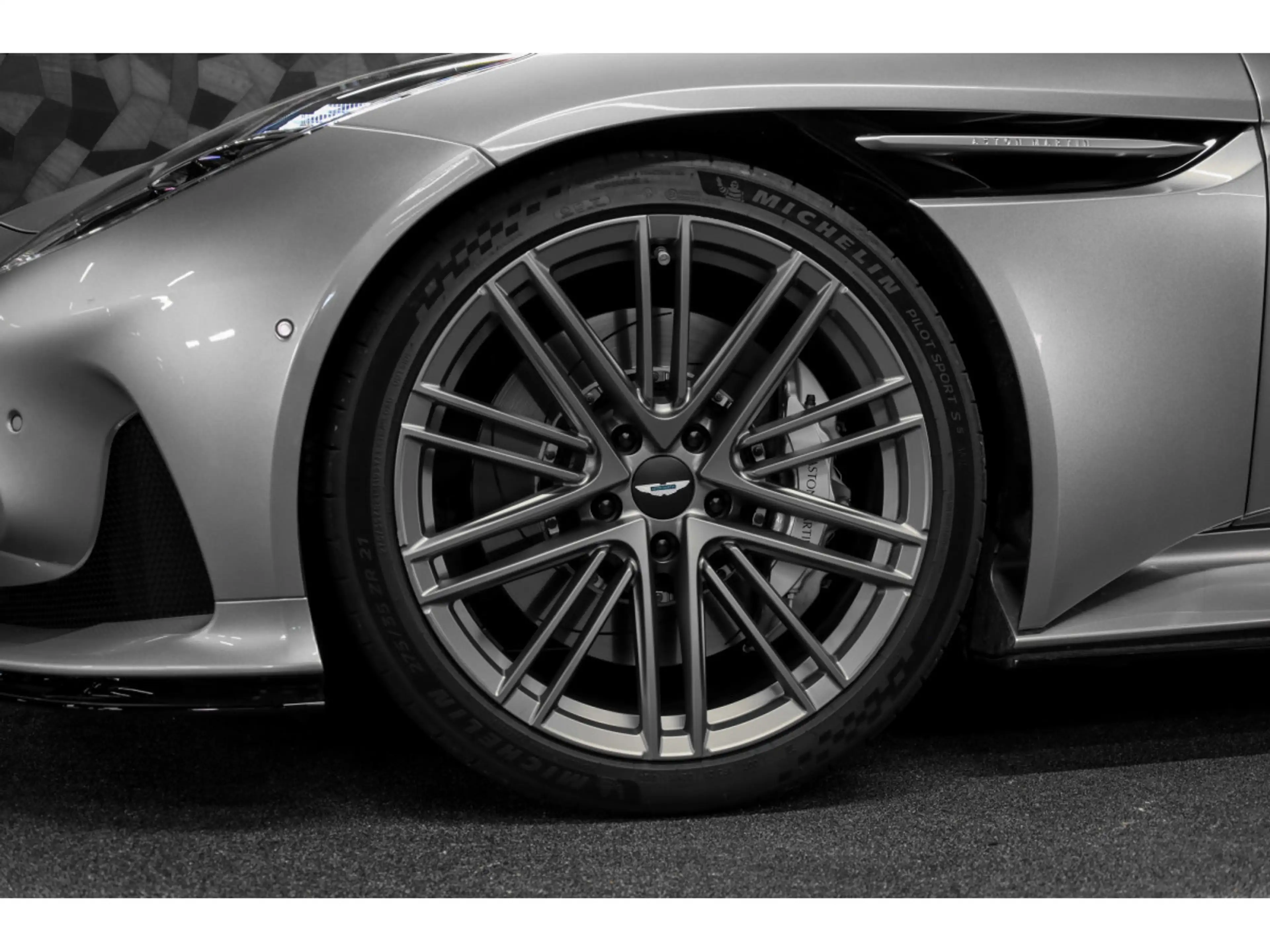 Aston Martin DB12 V8 Twin Turbo - ALUMINITE SILVER — photo 13