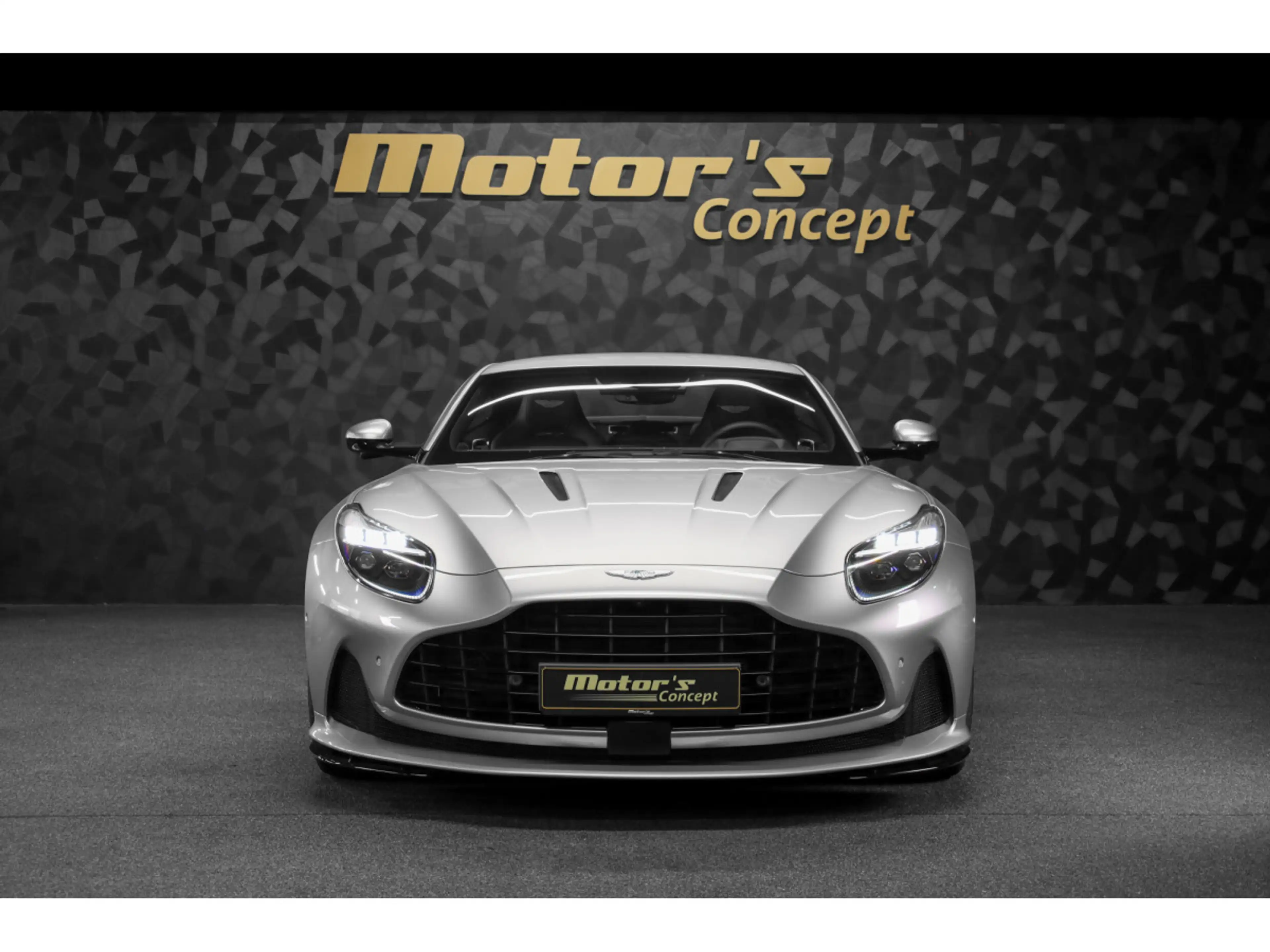Aston Martin DB12 V8 Twin Turbo - ALUMINITE SILVER — photo 4