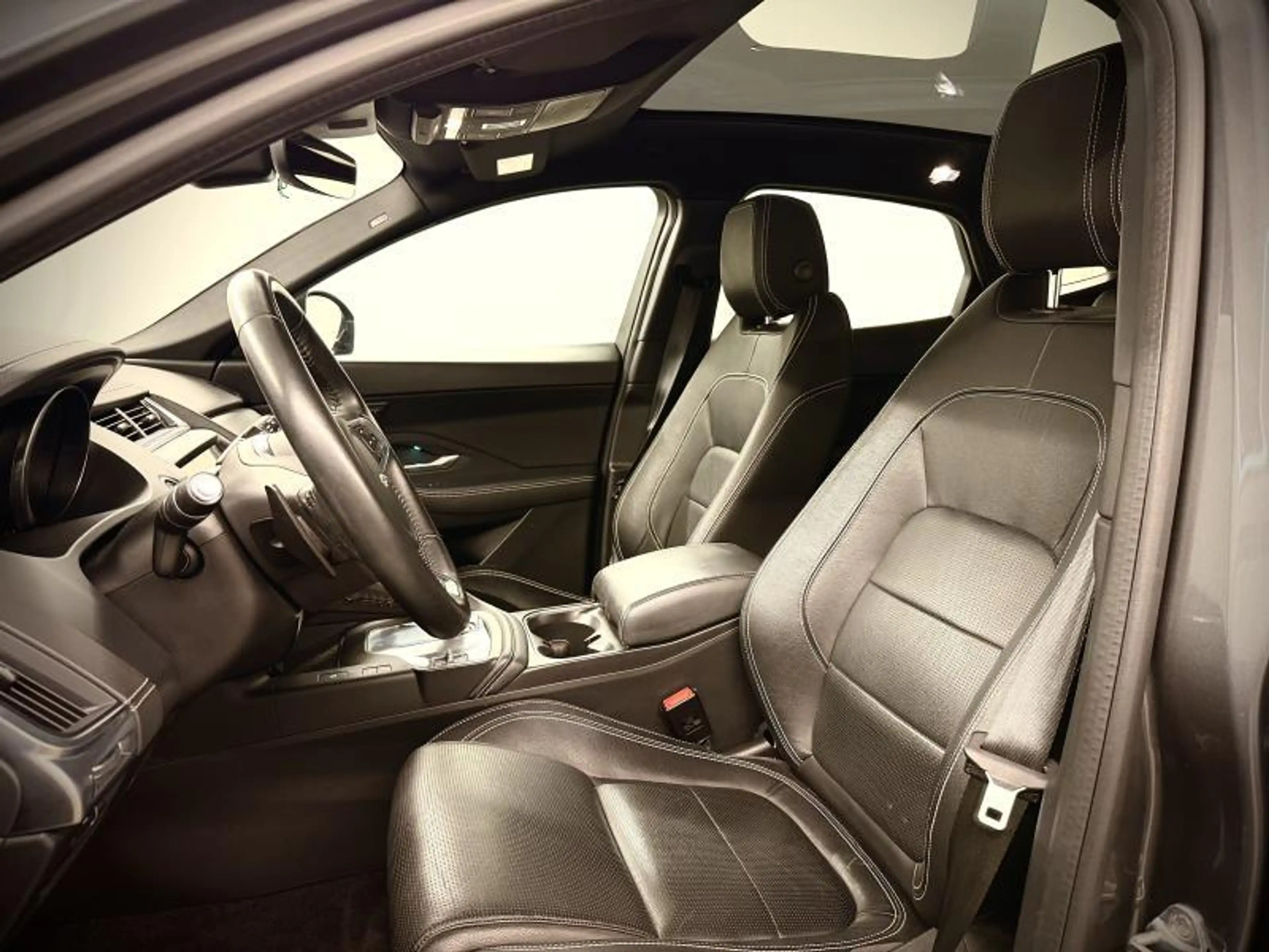Jaguar E-Pace R-Dynamic SE D180 — photo 15