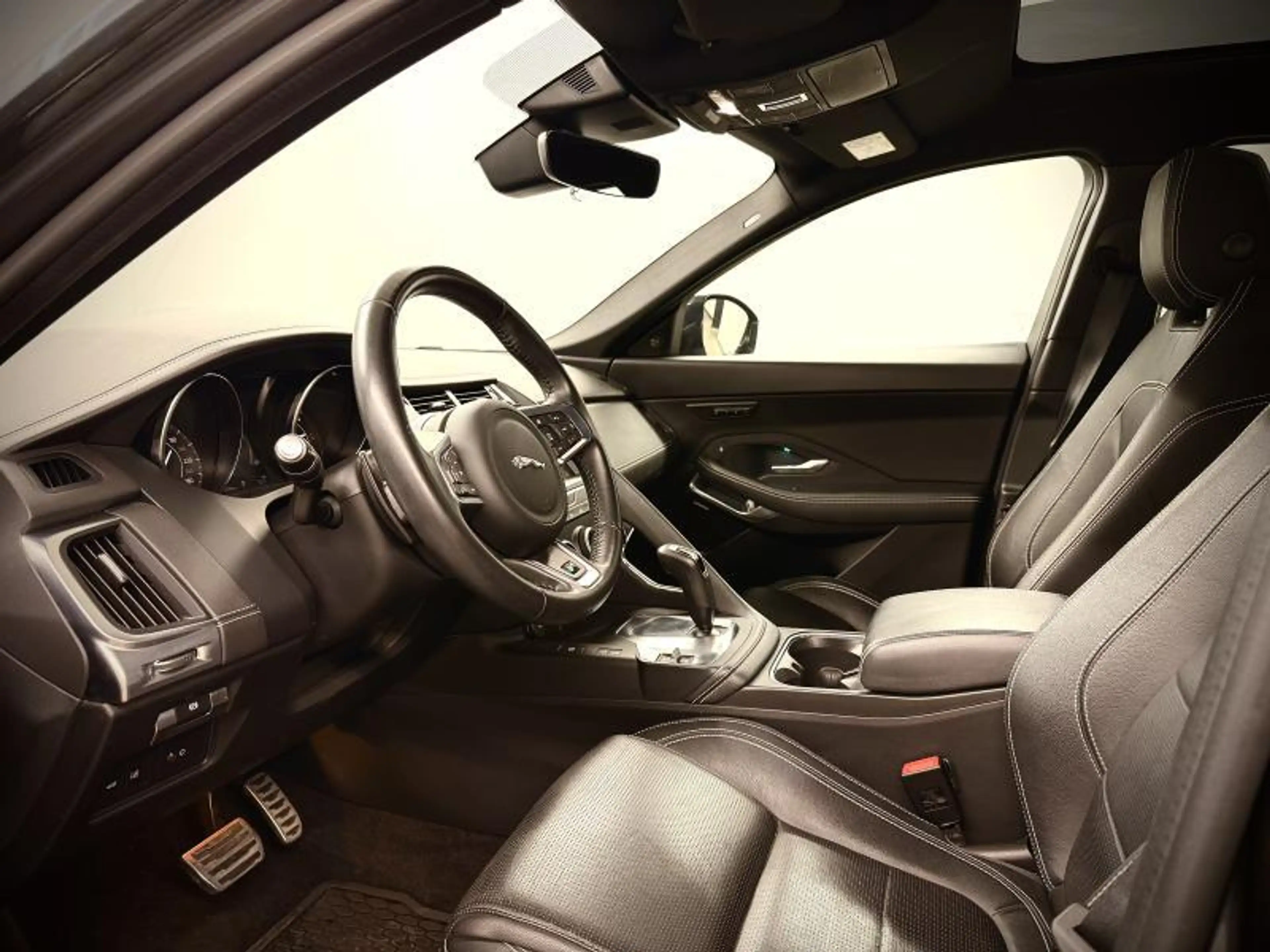 Jaguar E-Pace R-Dynamic SE D180 — photo 14