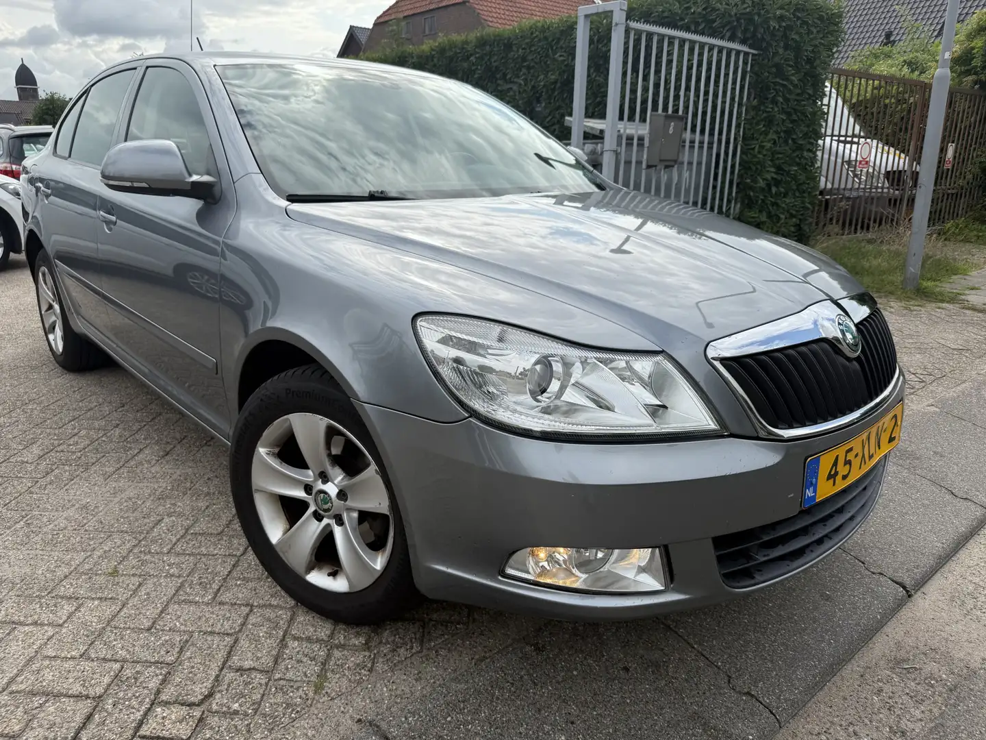 Skoda Octavia TSI Elegance CLIMA Gris - 2