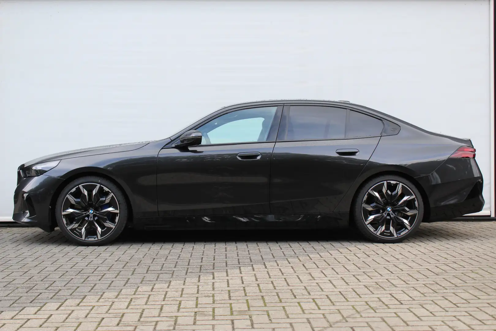 BMW i5 eDrive40 M Sport / Panoramadak / Trekhaak / Bowers Grijs - 2